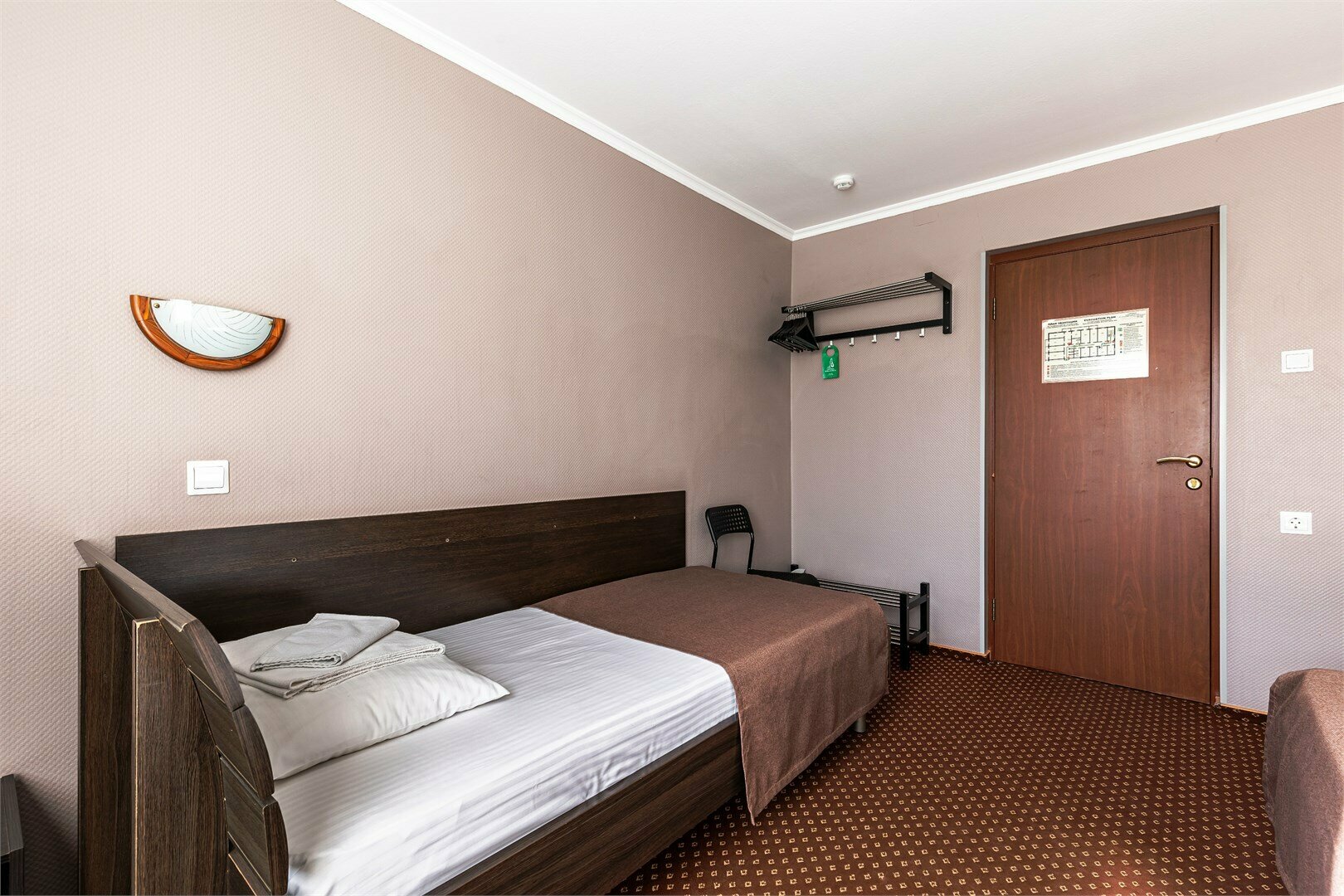 Двухместный номер с балконом и общими удобствами на этаже