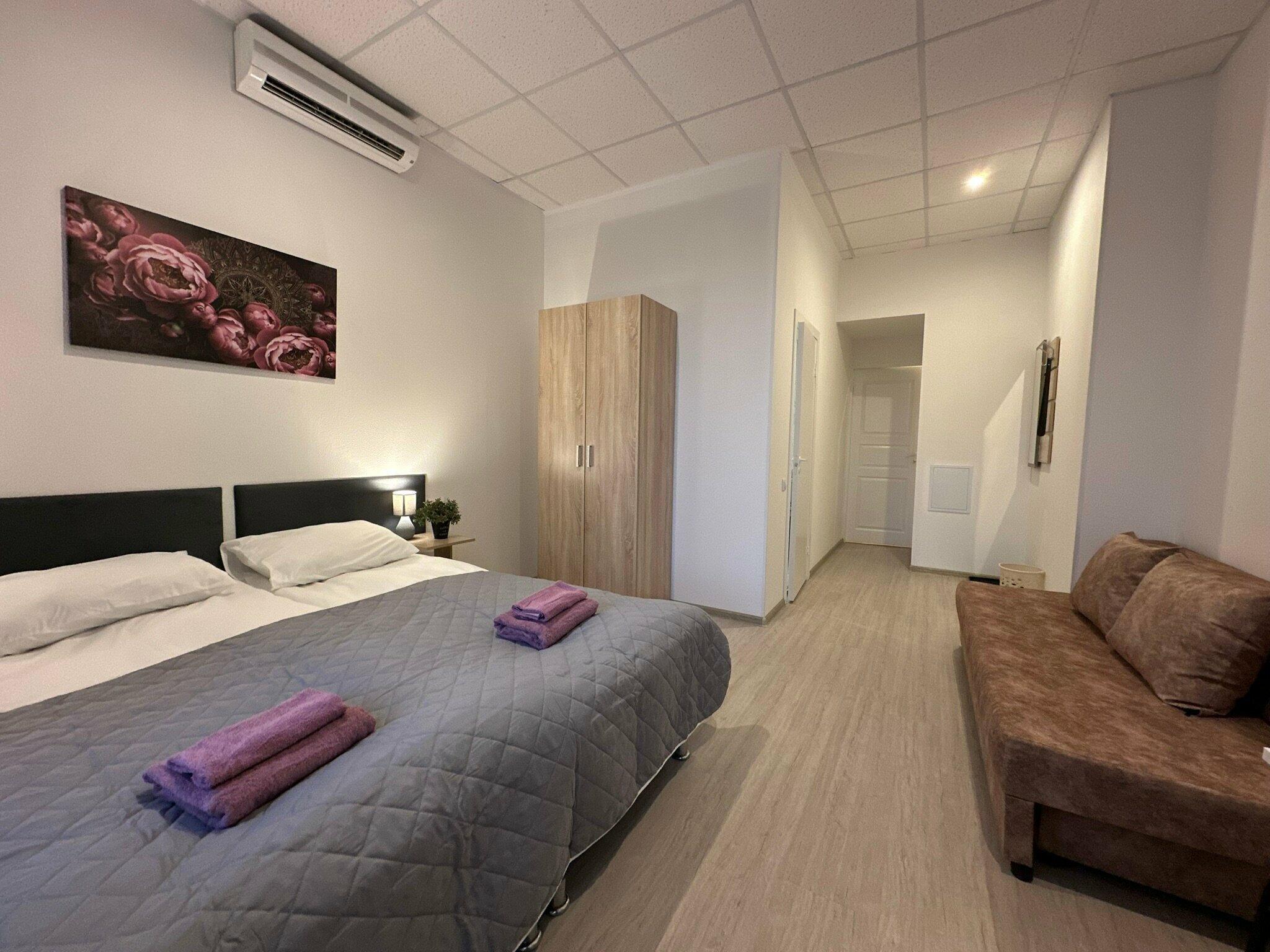 Четырехместный с двуспальной кроватью (или двумя односпальными) диваном на 5 этаже