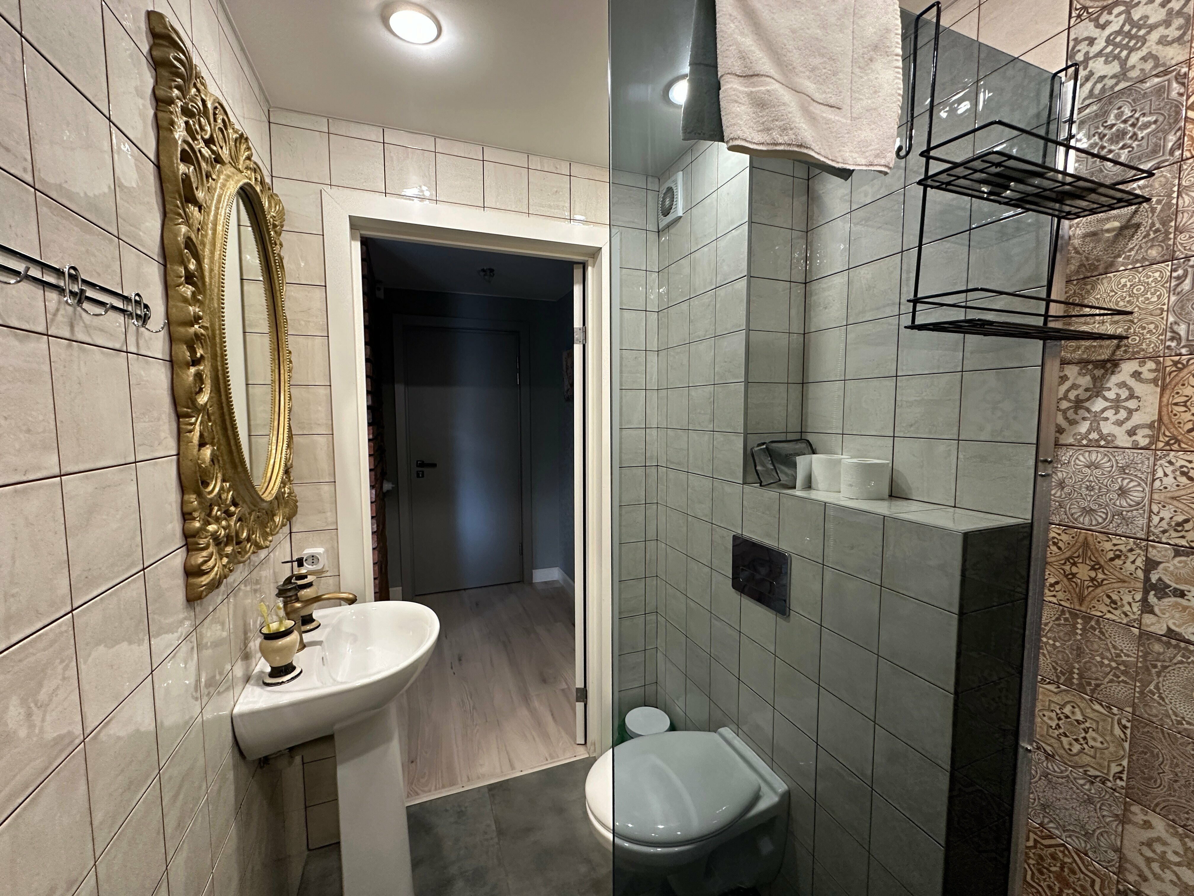 Небольшой двухместный номер с 2 отдельными кроватями