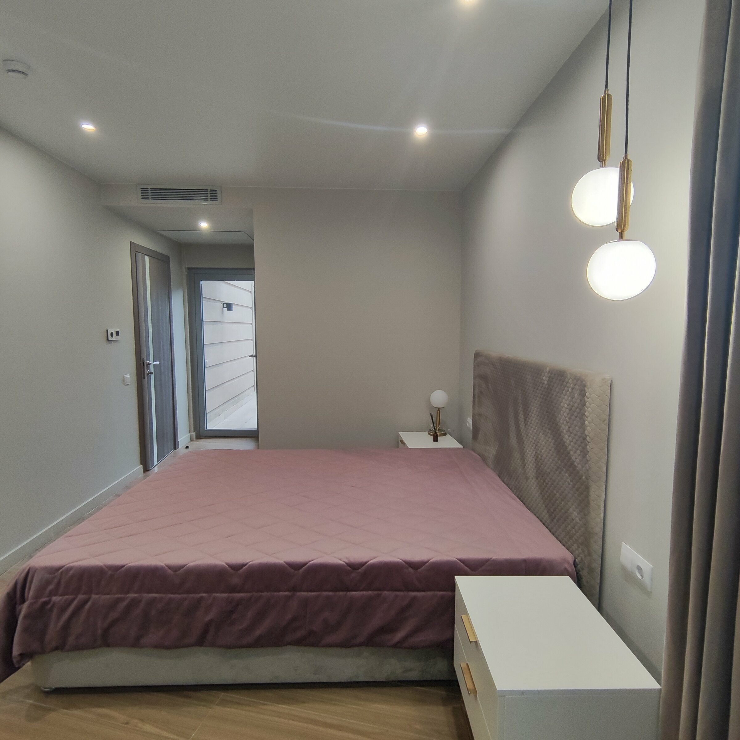 Семейный номер с боковым видом на море