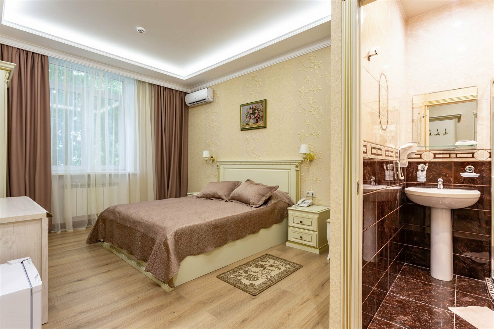 Улучшенный номер с кроватью размера «queen-size»