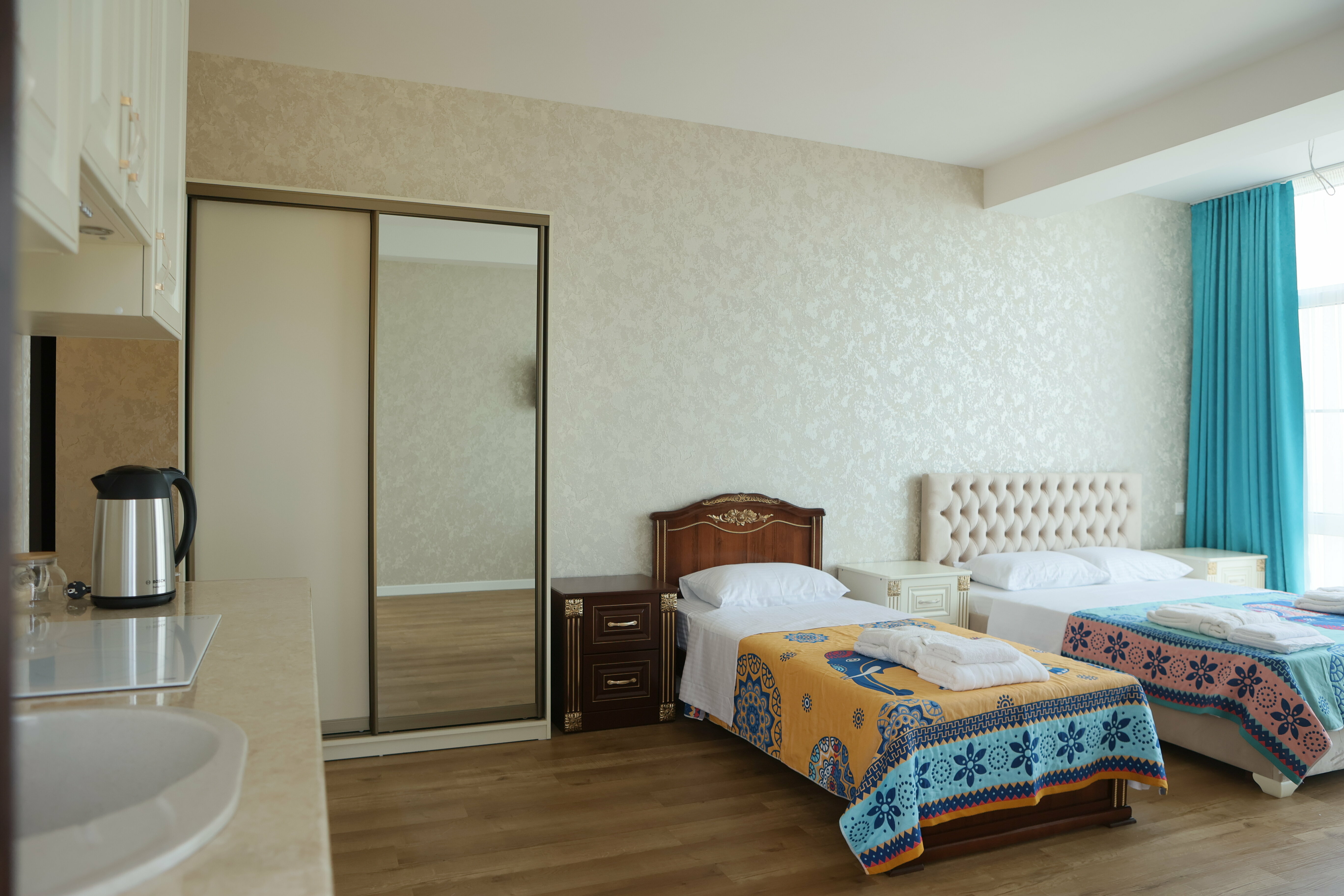 Трехместный номер с 1 двуспальной кроватью и 1 односпальной кроватью