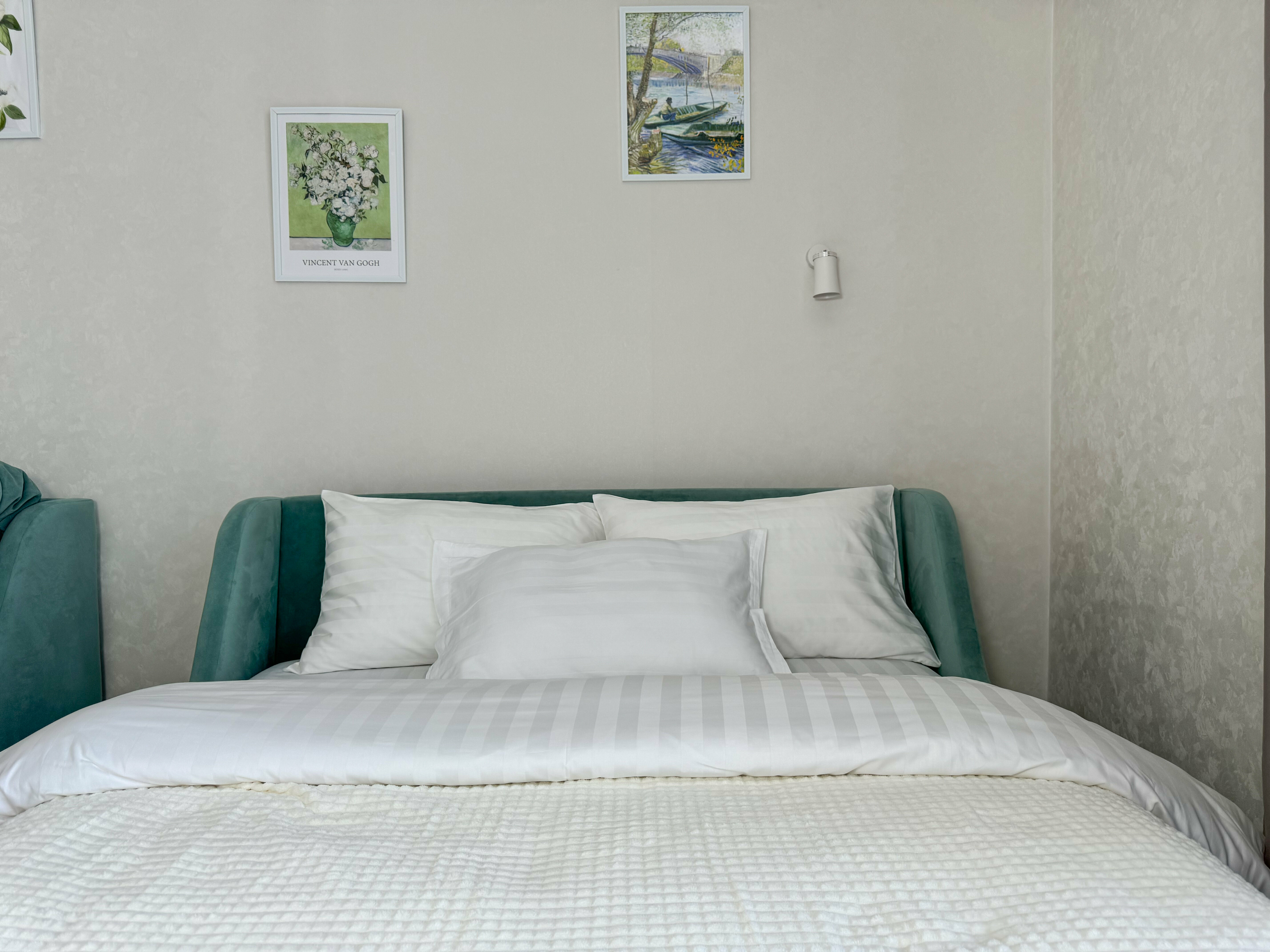 Студия для троих с балконом и просторной ванной на 12 этаже (О212)