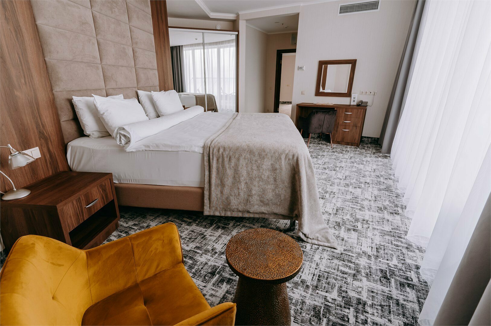 Трехкомнатные Апартаменты с бассейном и видом на море