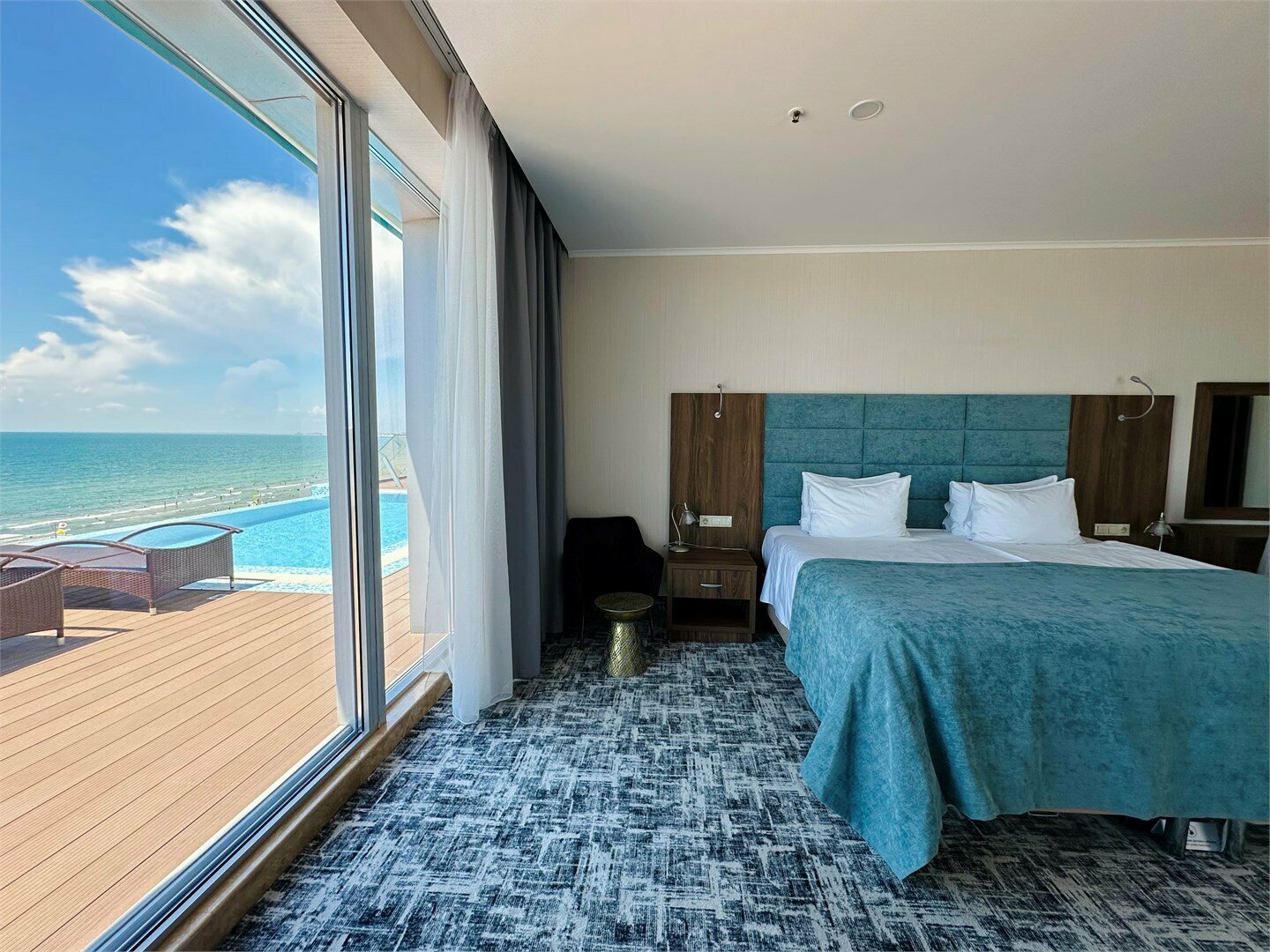 Трехкомнатные Апартаменты с бассейном и видом на море