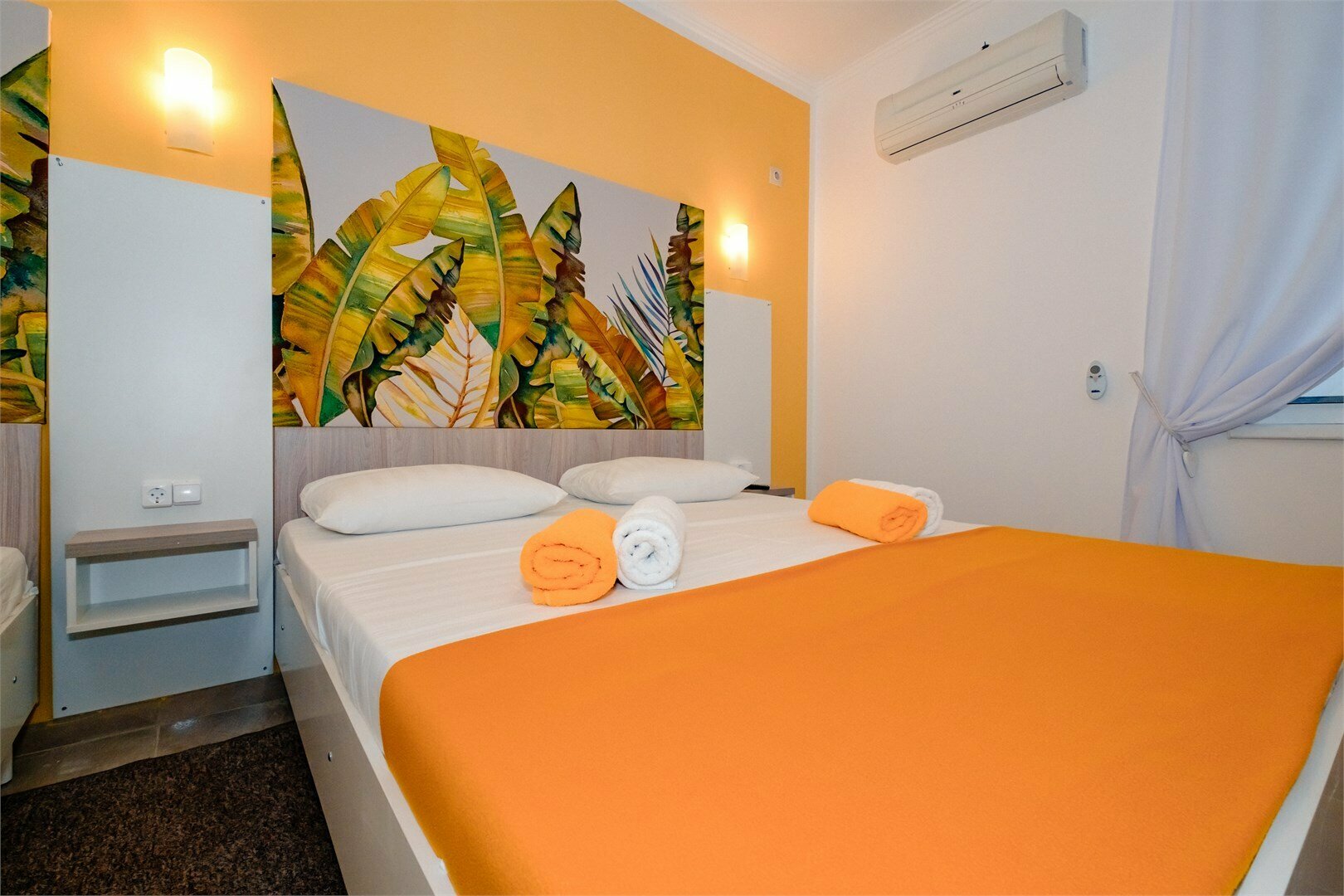 Двухместный номер с 1 кроватью или 2 отдельными кроватями и боковым видом на море