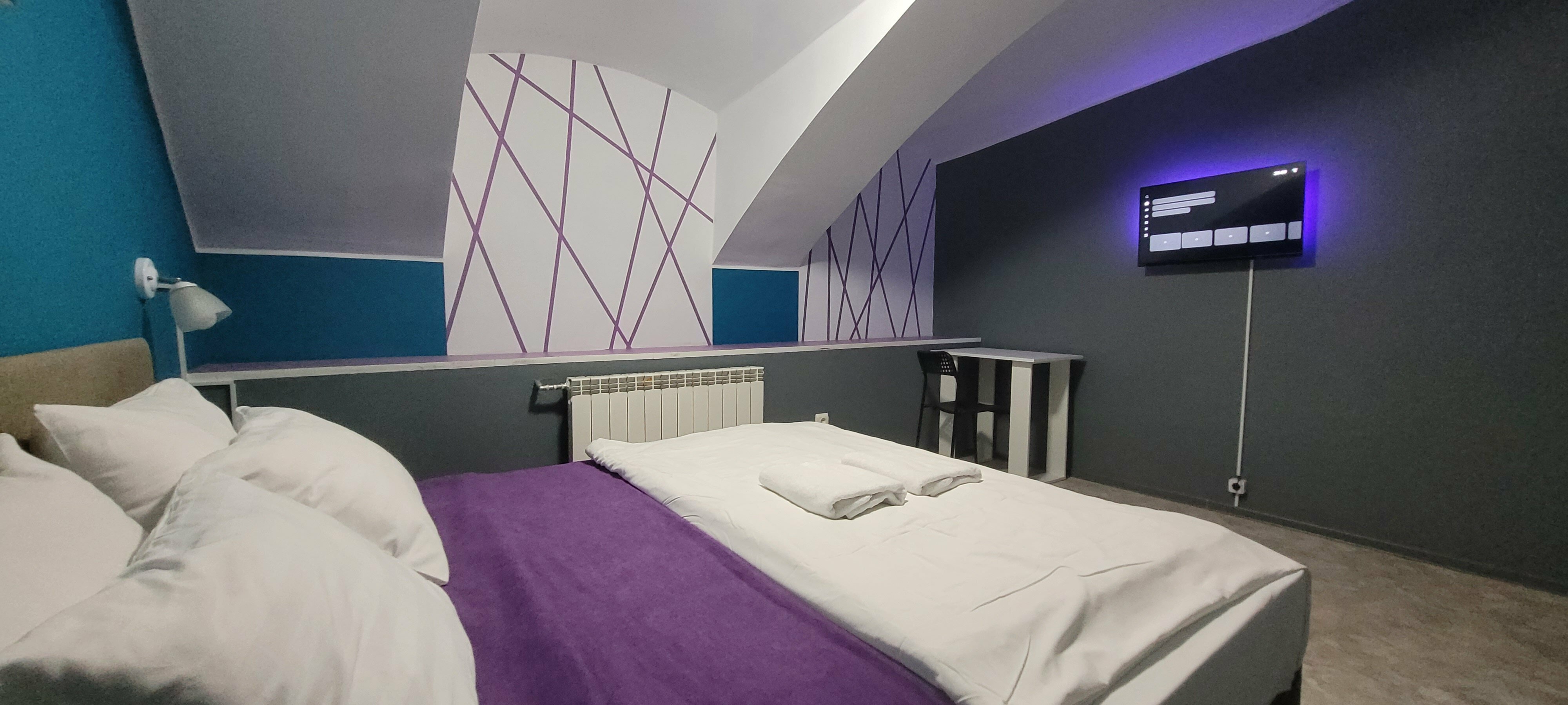 Номер с большой кроватью, личным с/у и без окна