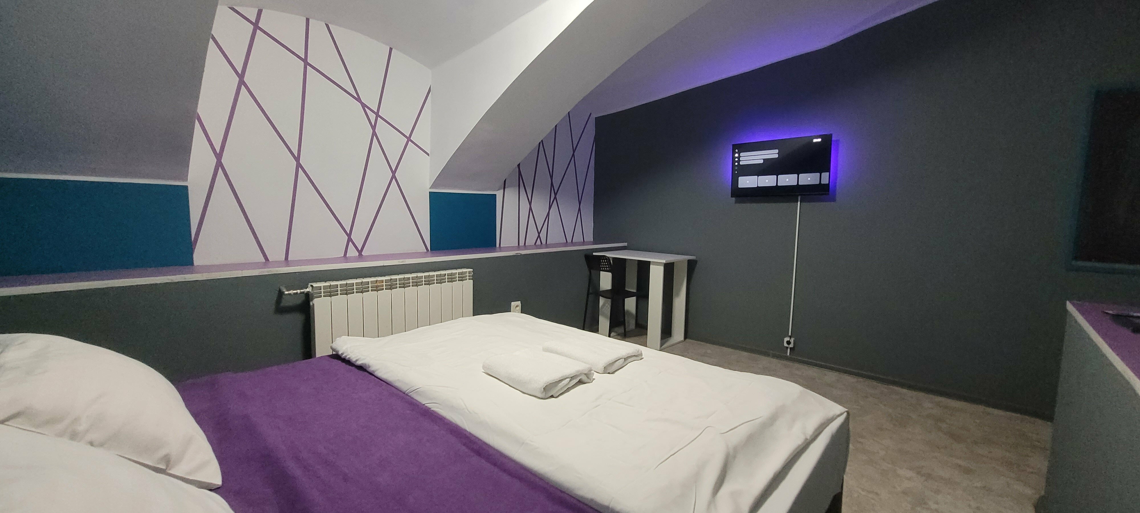 Номер с большой кроватью, личным с/у и без окна