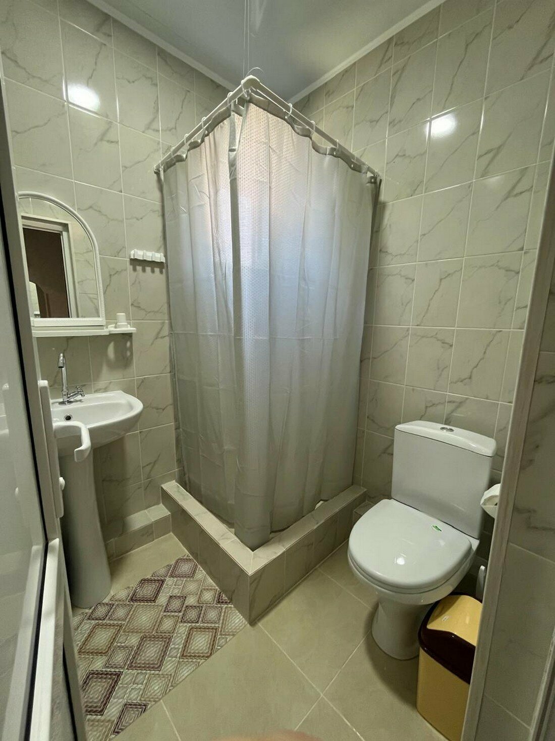 Трехместный номер с собственной ванной комнатой