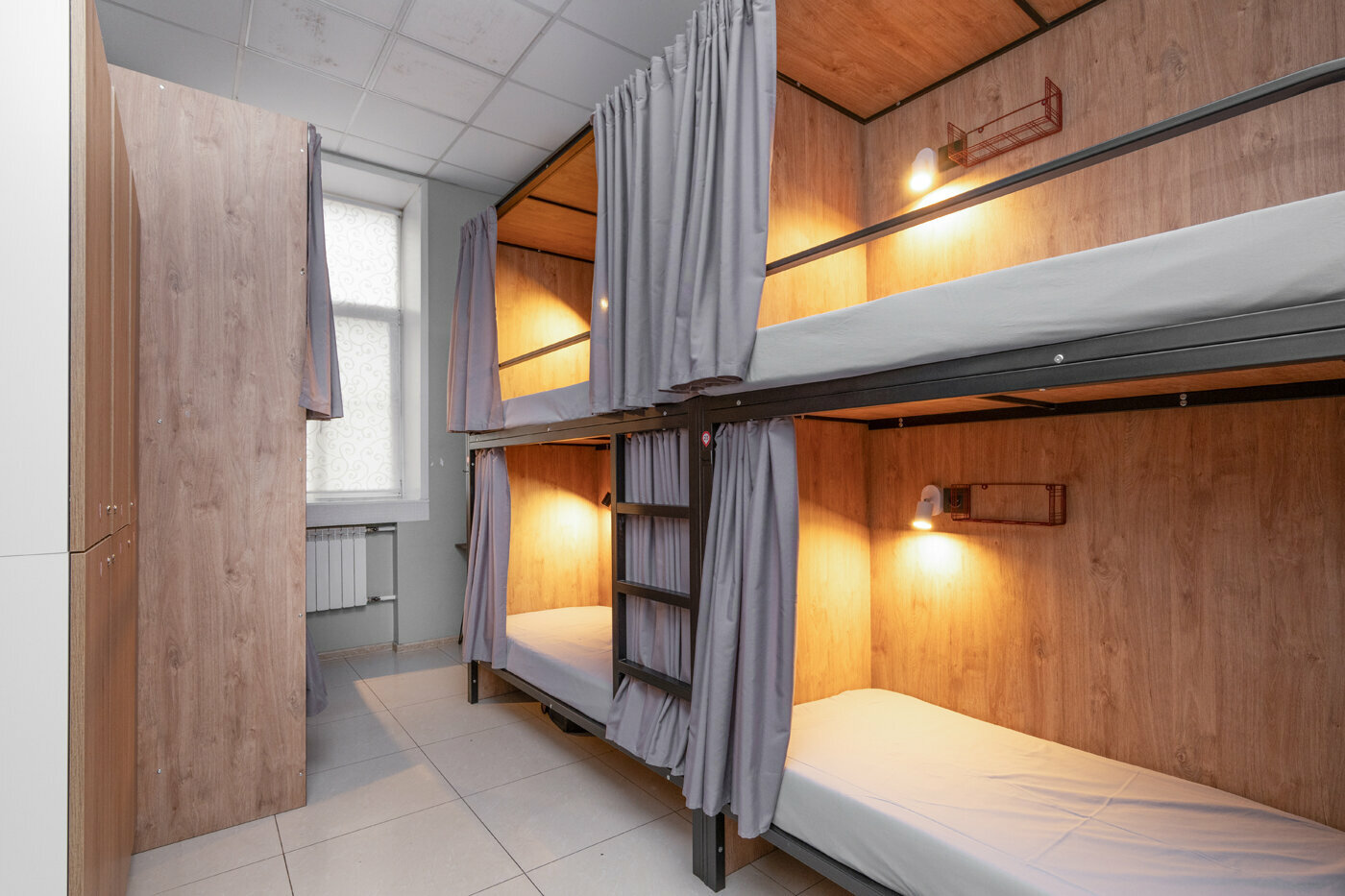 Спальное место на двухъярусной кровати в общем номере для мужчин