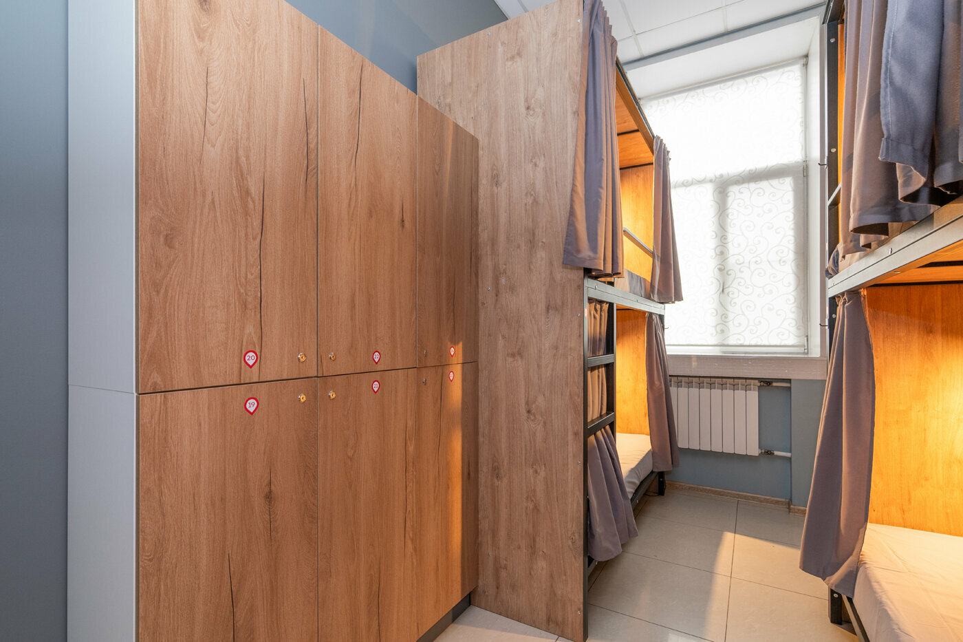 Спальное место на двухъярусной кровати в общем номере для мужчин