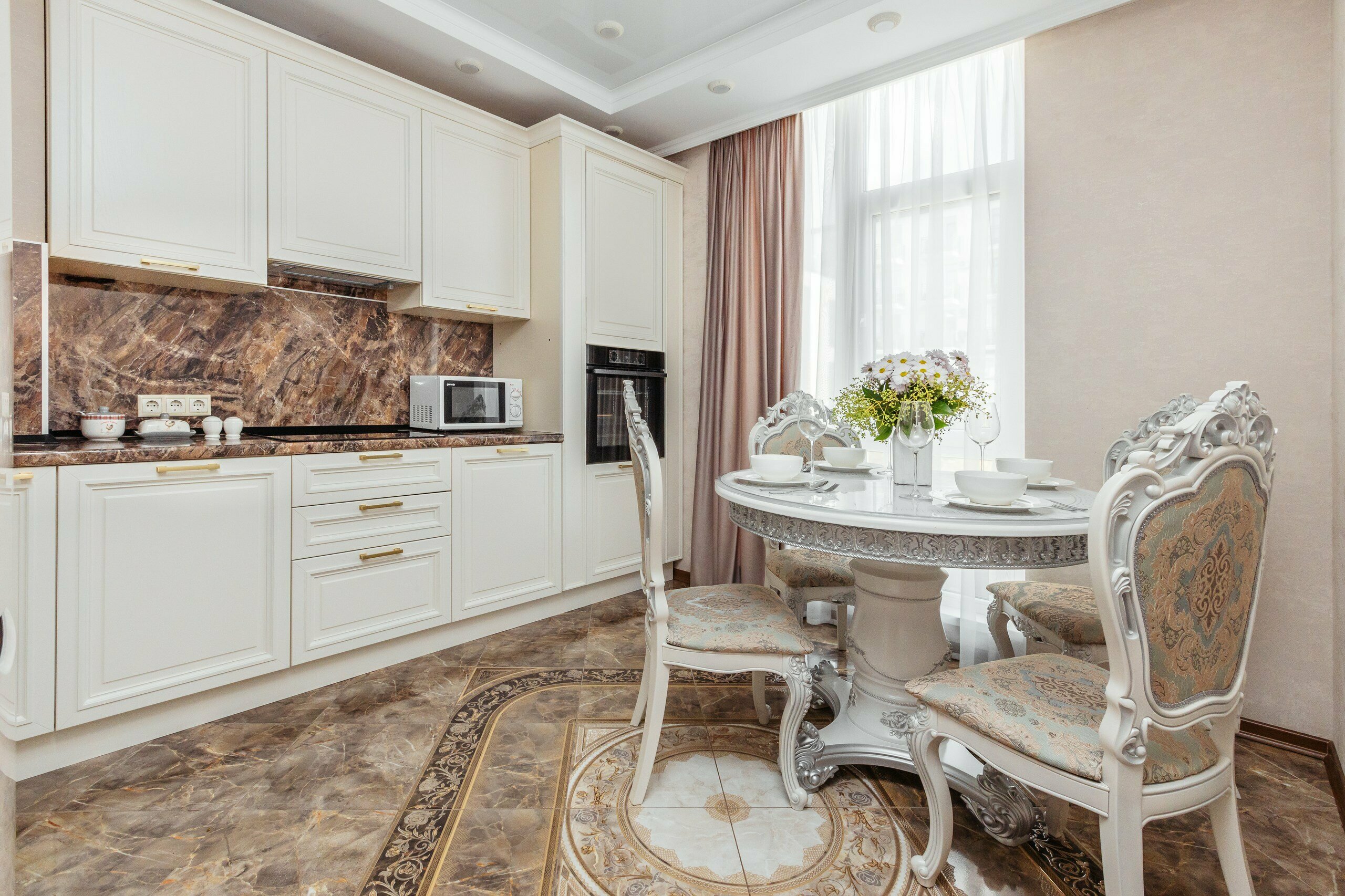 Апартаменты 2-комнатные для 5-х с балконом