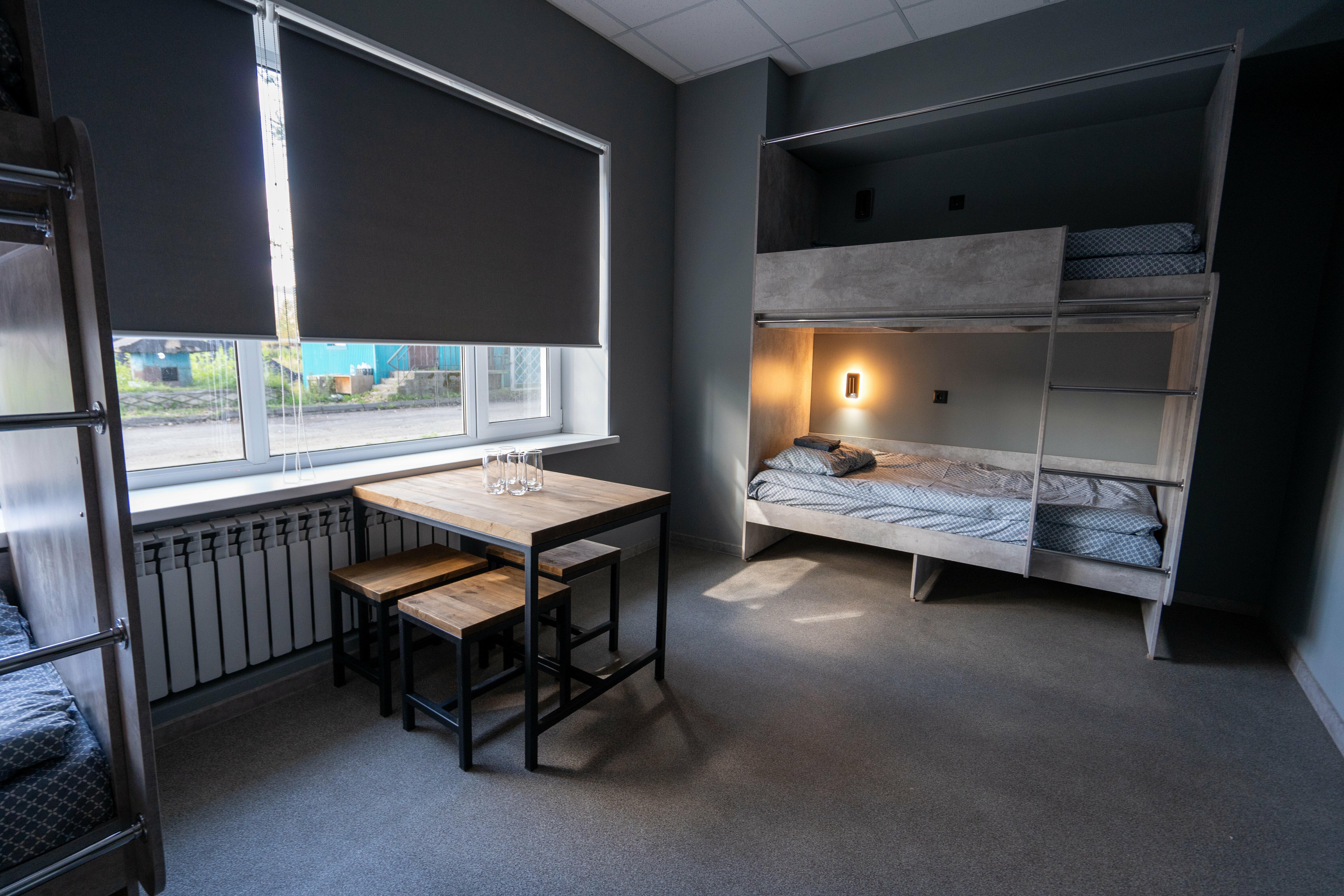 Спальное место на двухъярусной кровати в общем номере для женщин