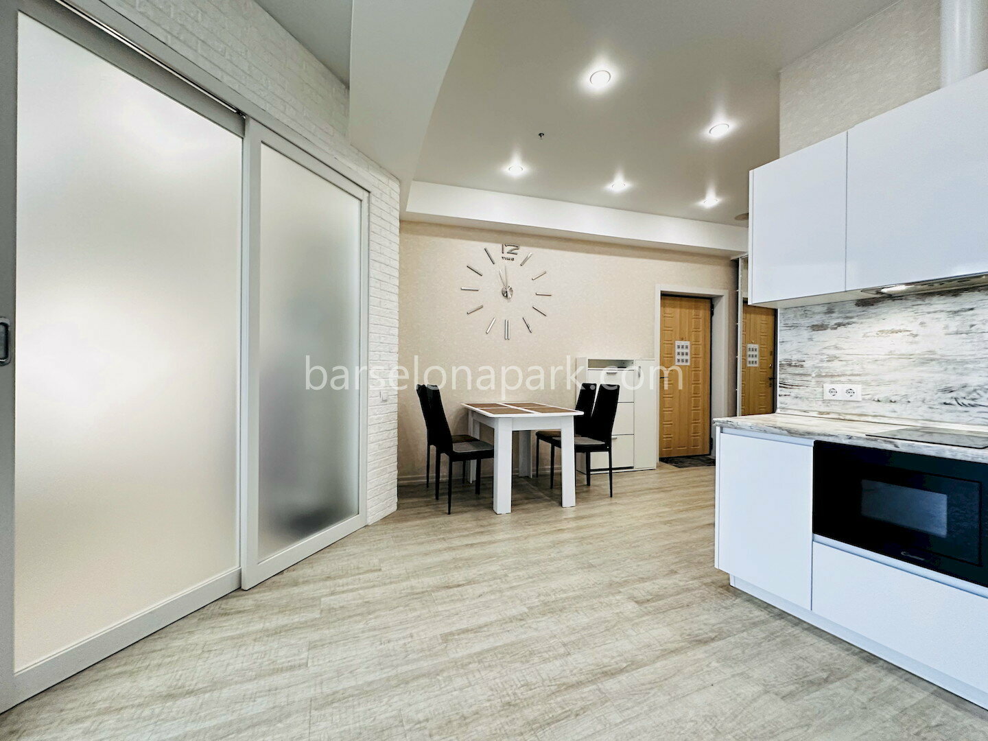 Дизайнерский апартамент с балконом! Центр Сочи! Пляж и набережная в 5 минутах!