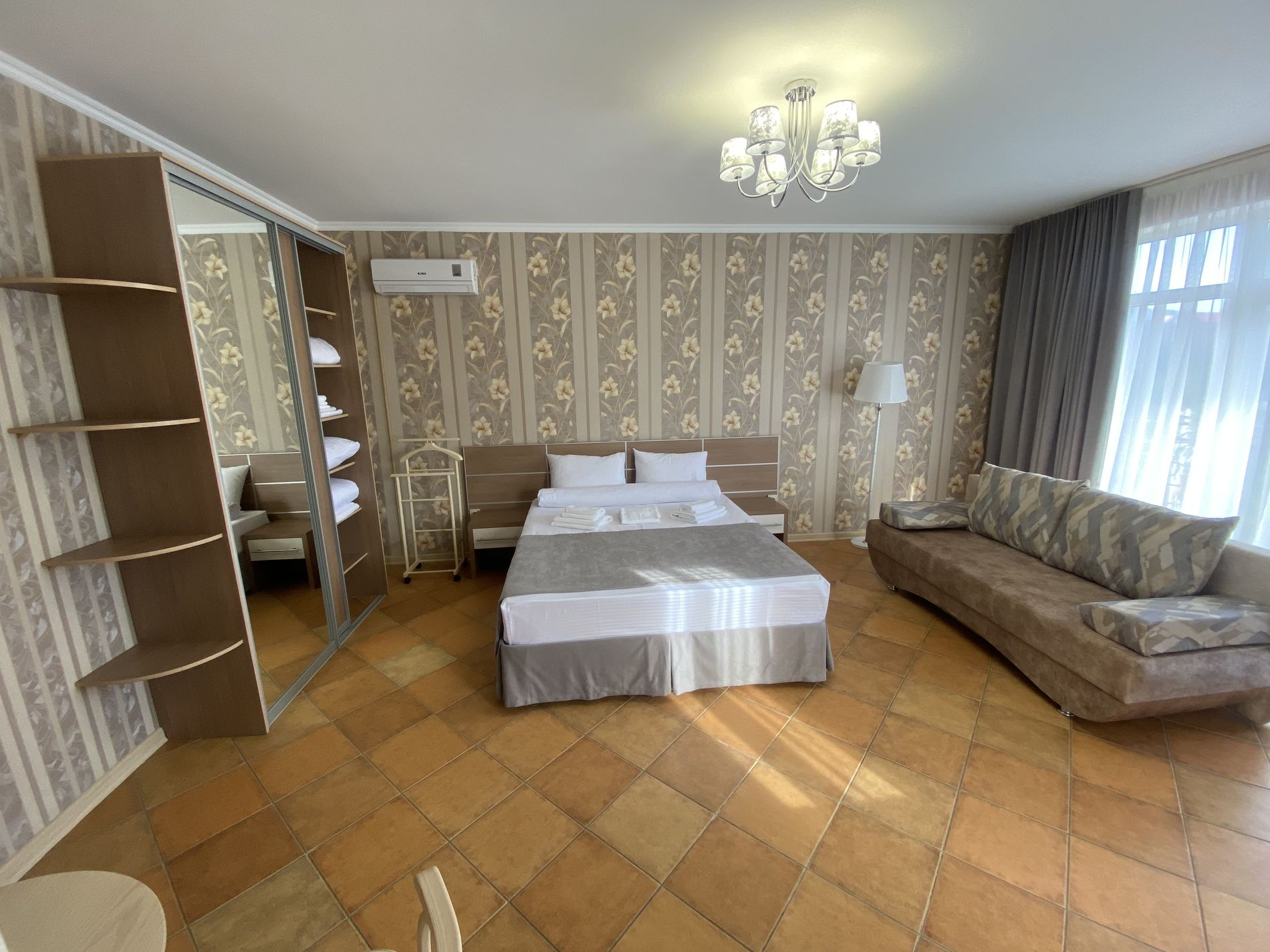 №34 3-х местный номер с двумя балконами и видом на горы