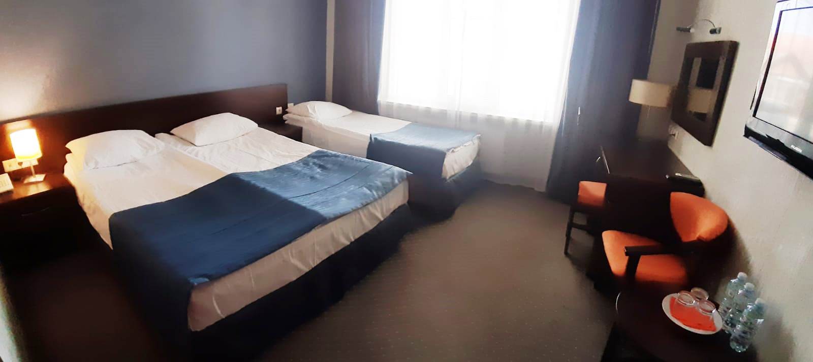 Стандартный трехместный номер (вид на дорогу)