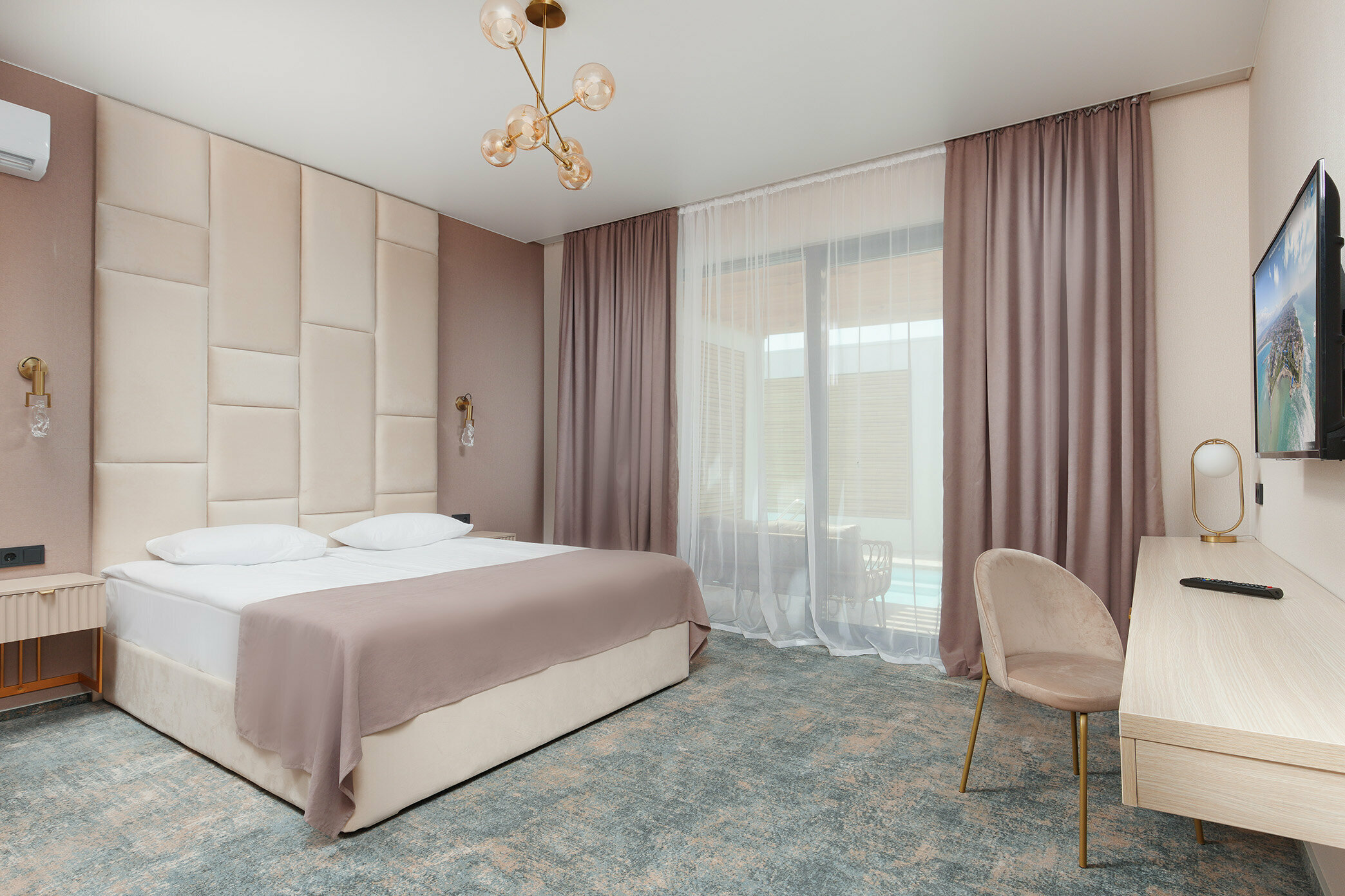 SEA VILLAGE LUXE SWIM UP