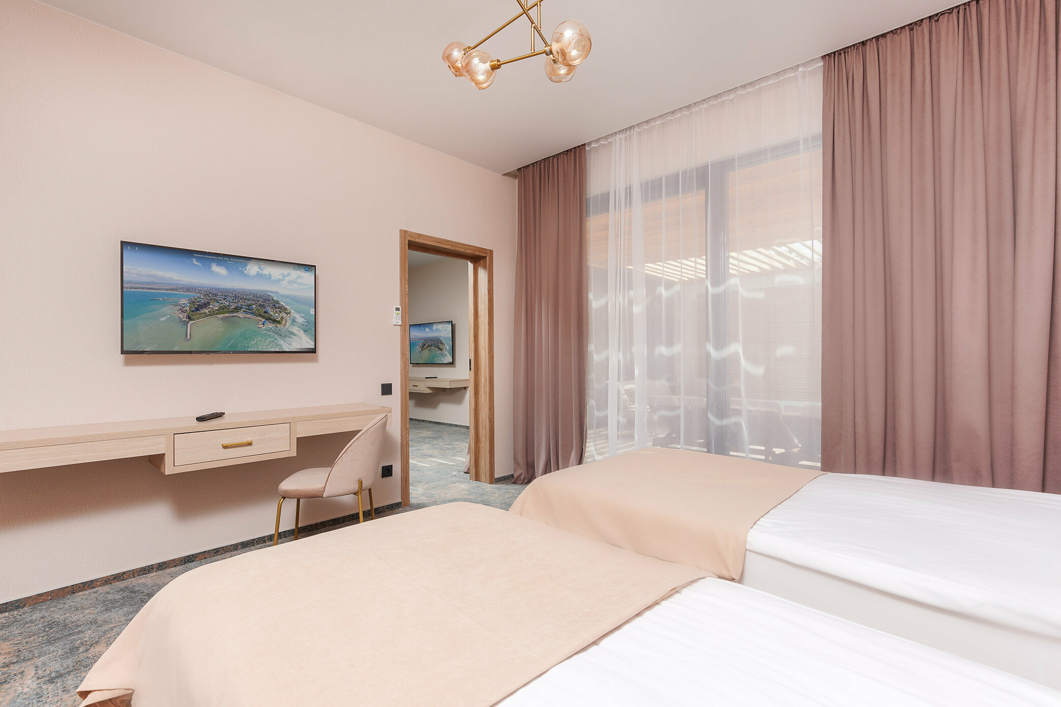 SEA VILLAGE LUXE SWIM UP