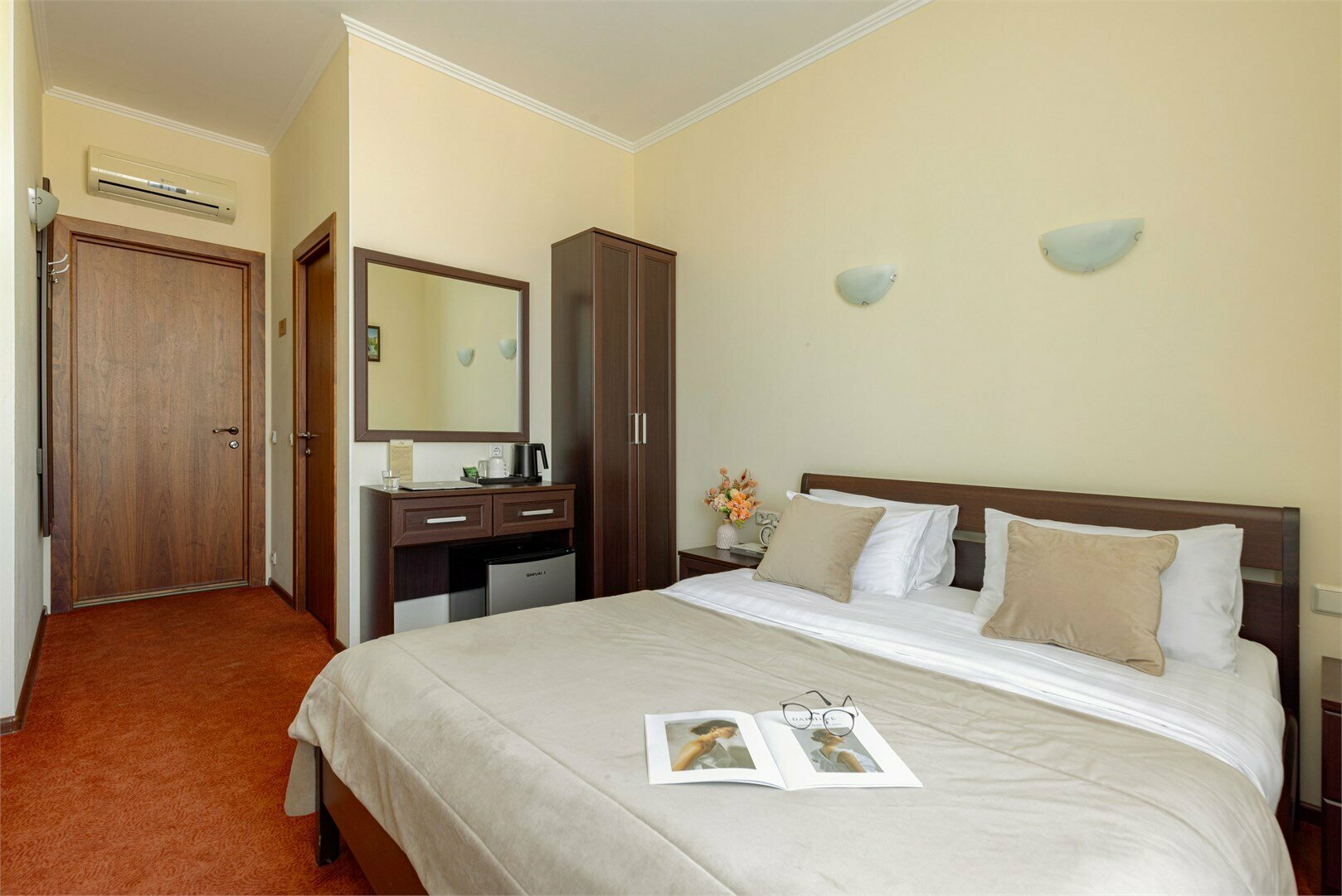 Комфортный номер с 1 большой кроватью и видом на Зимний Дворец и город, вид на крыши города(кондиционер)