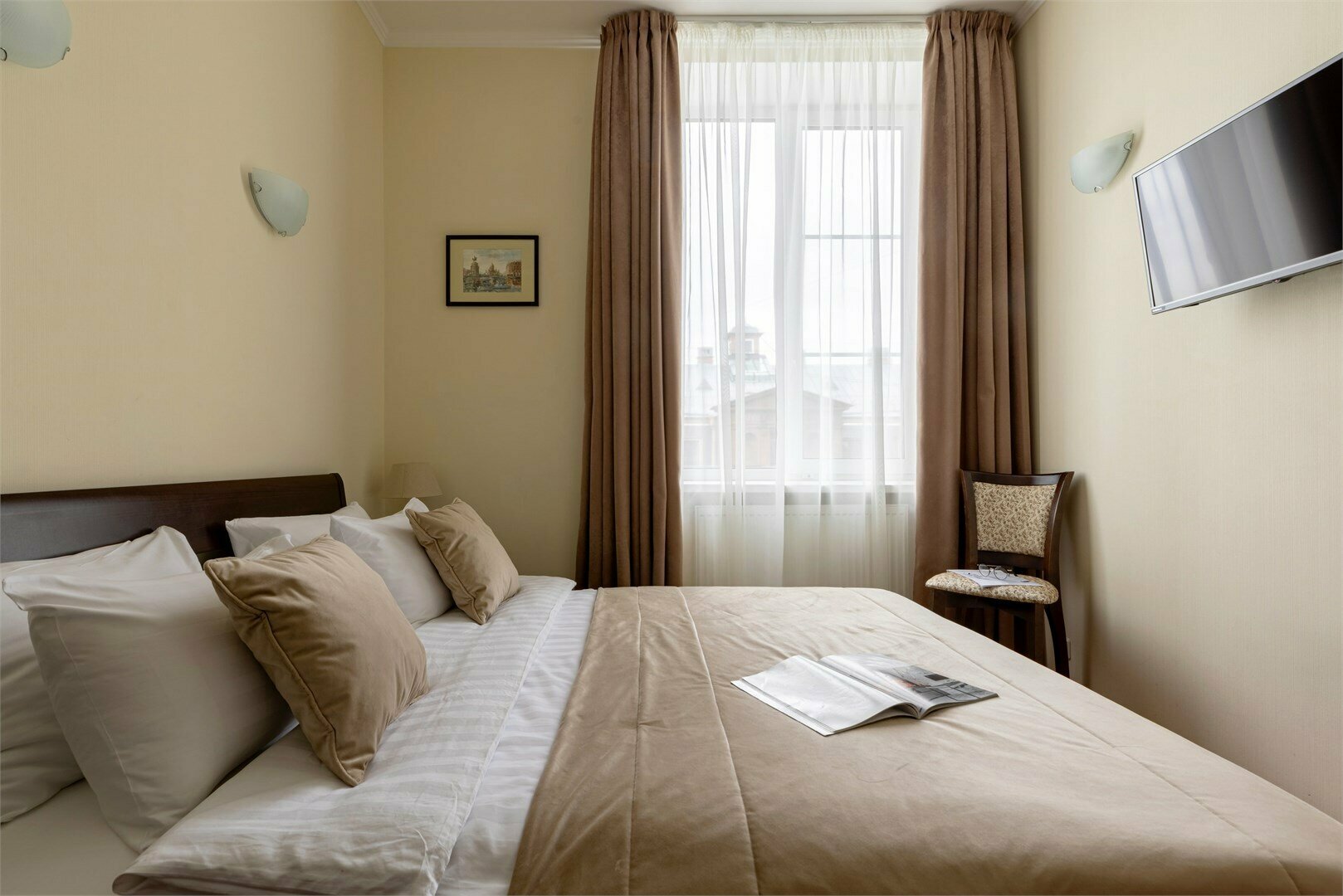 Комфортный номер с 1 большой кроватью и видом на Зимний Дворец и город, вид на крыши города(кондиционер)