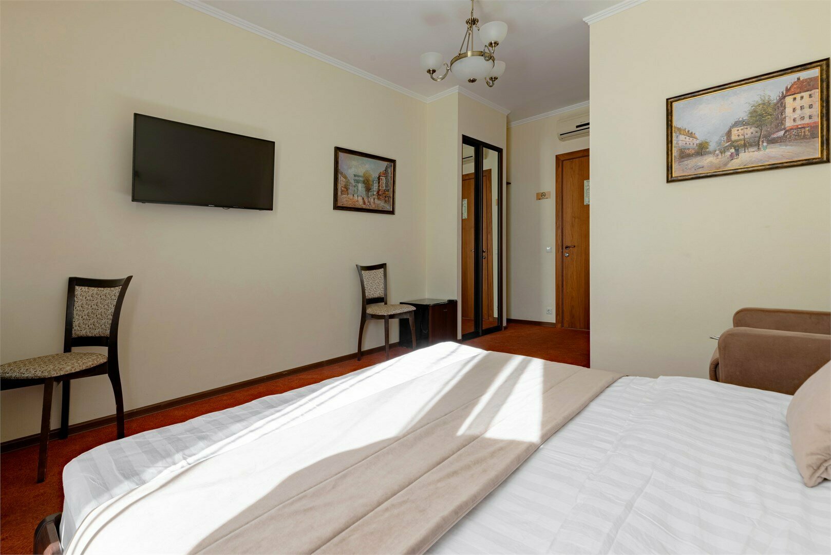 Комфортный просторный номер с 1 большой кроватью и креслом и видом во внутренний дворик(кондиционер)