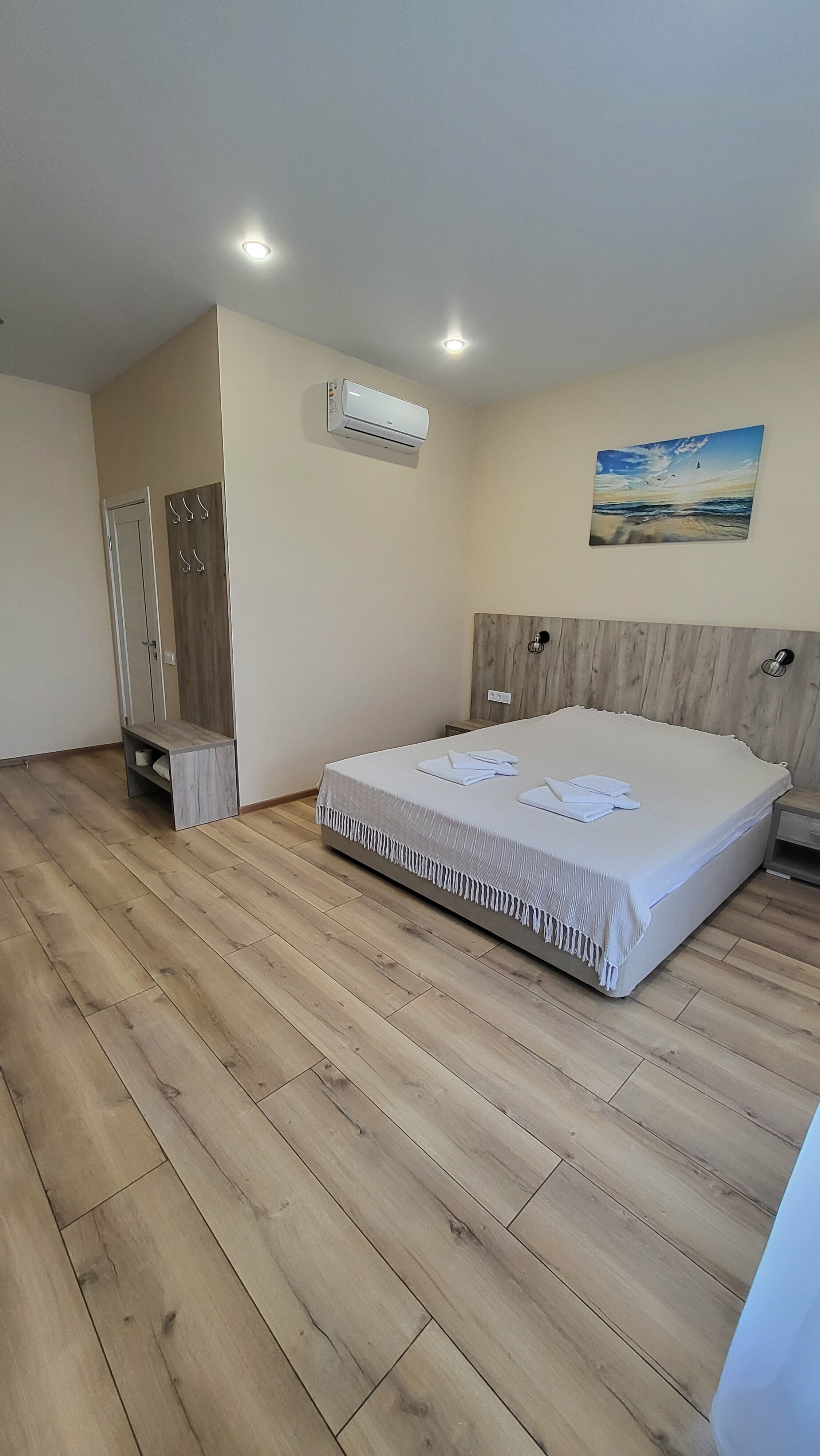 Семейный номер с боковым видом на море