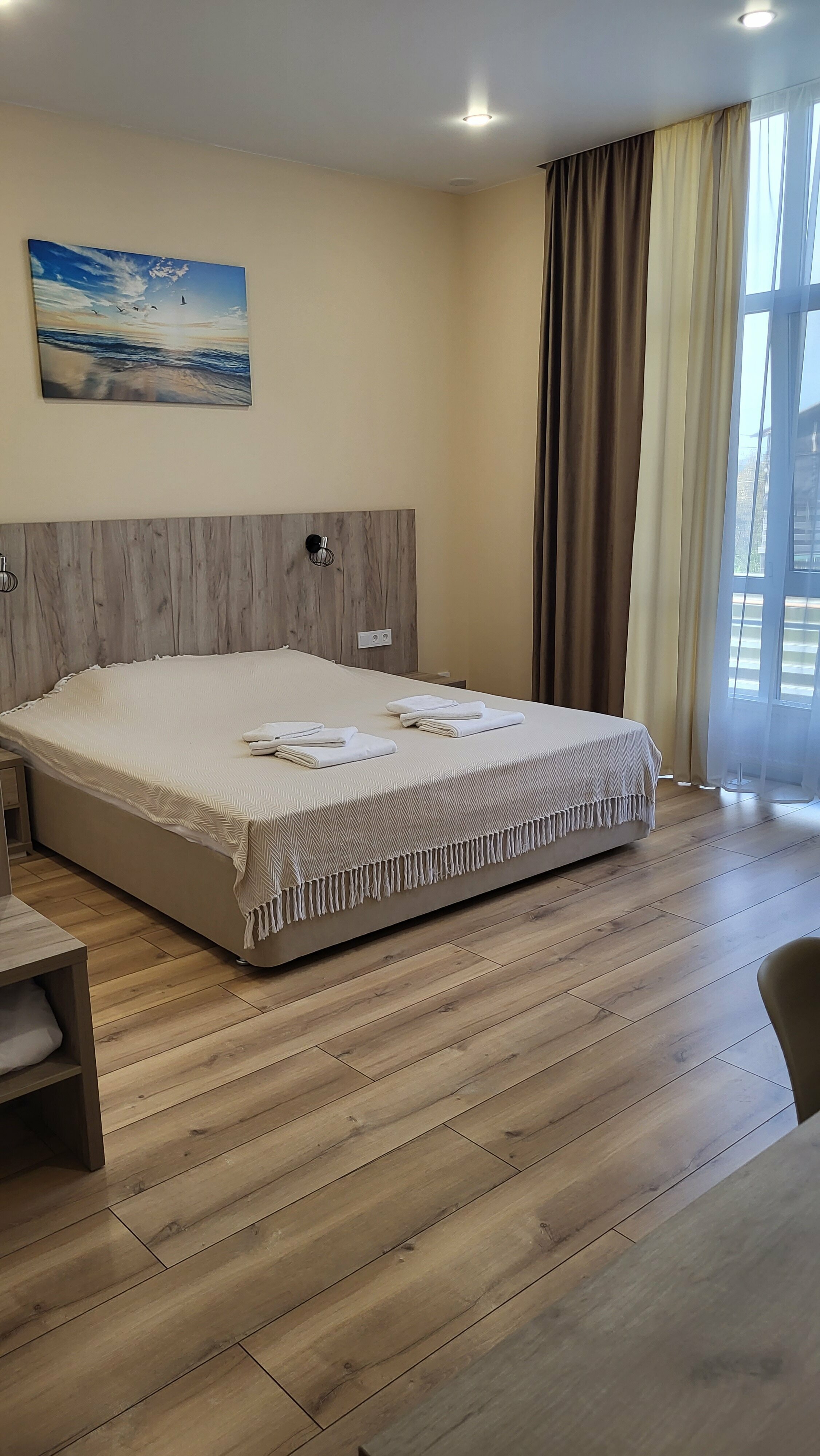 Семейный номер с боковым видом на море