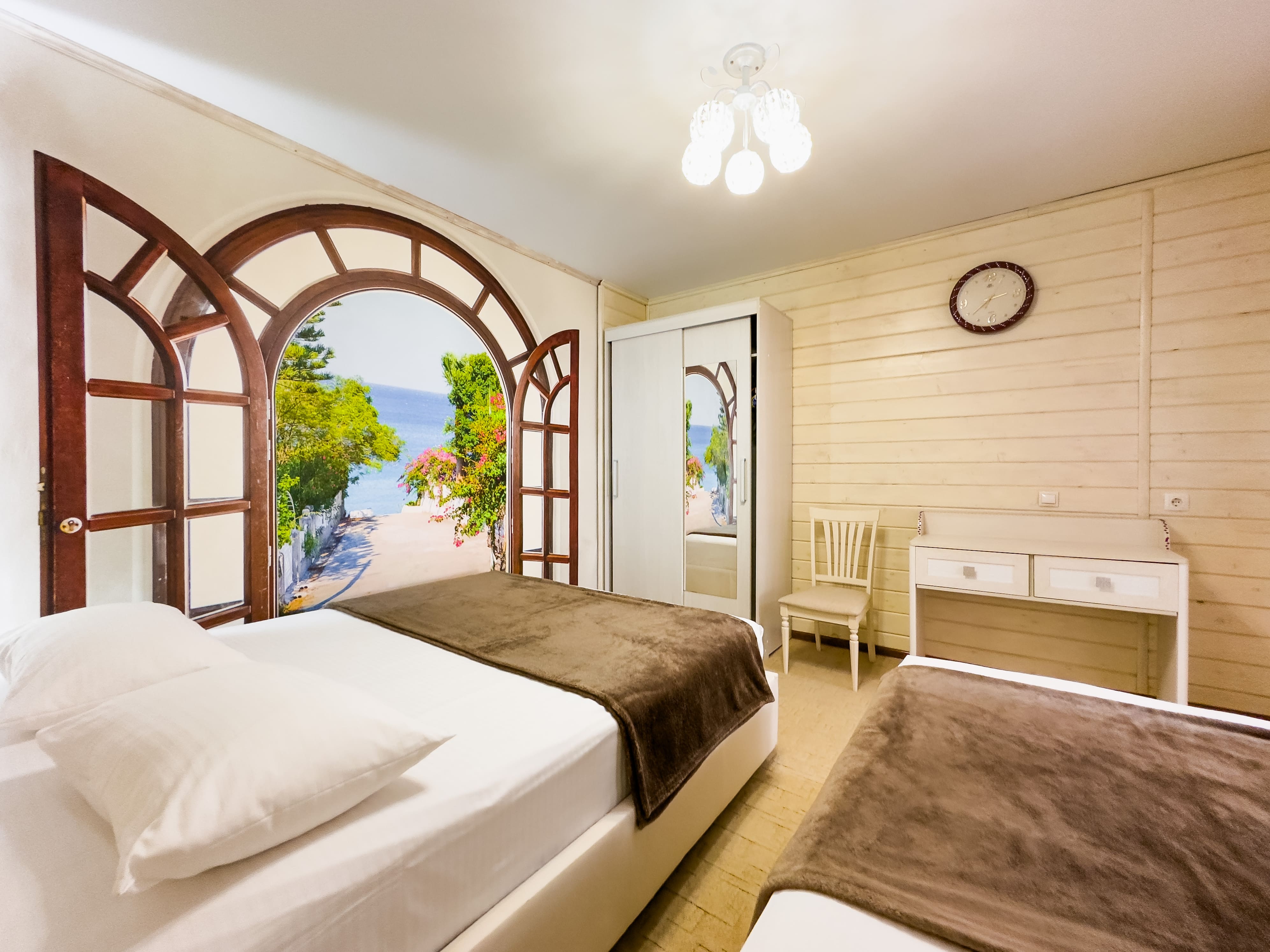 Домик люкс 5-ти местный 2-х комнатный с кухней и собственным двориком