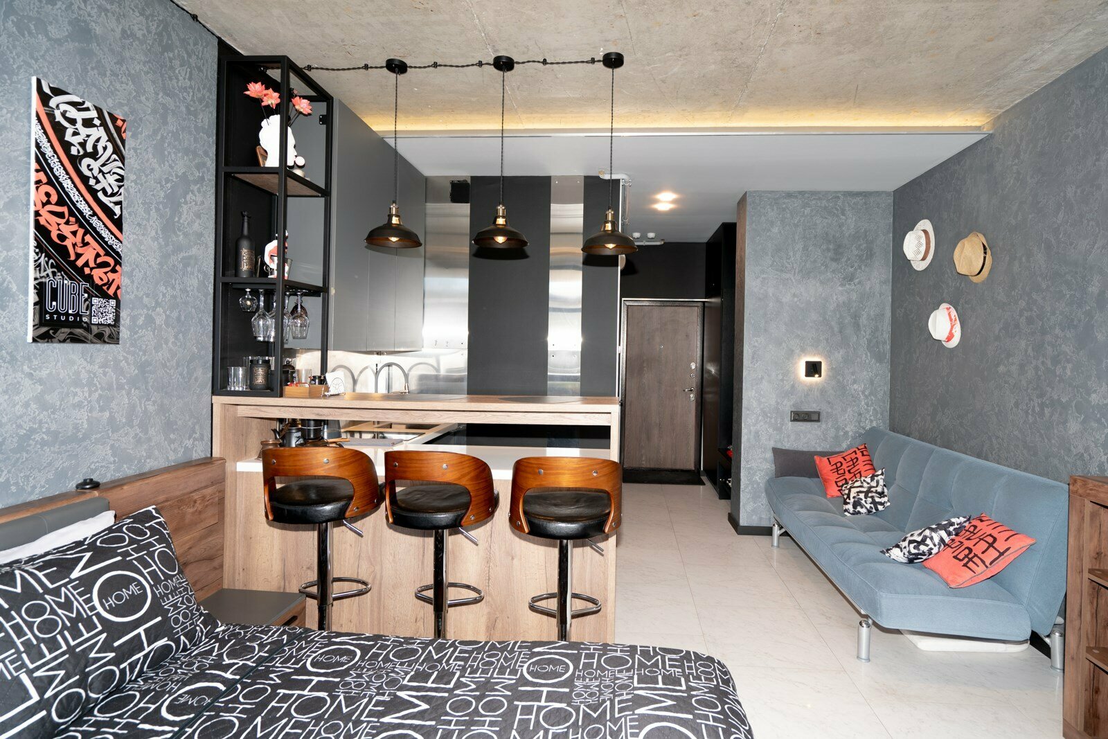 Дизайнерская студия LS-BLACK STRONG экстремальное лето в Алуште - вид на море и горы с 7 этажа