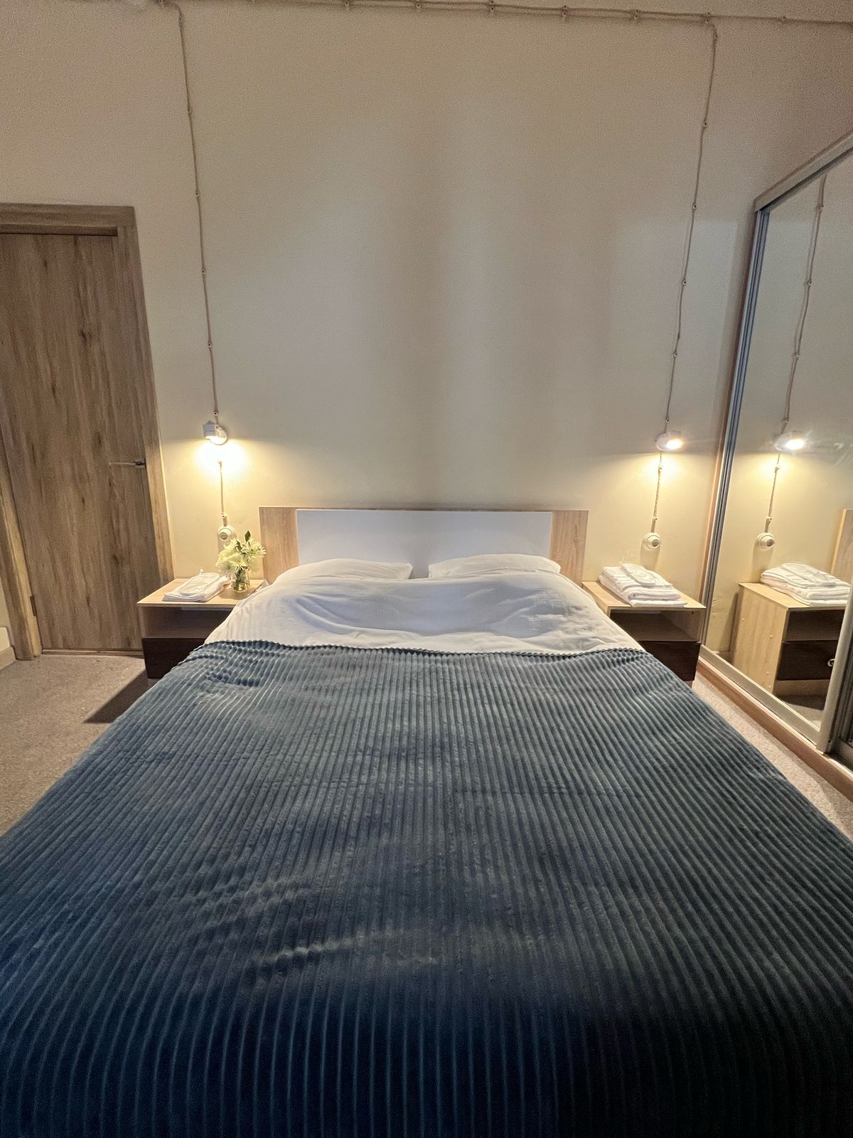 Улучшенный стандартный номер с 1 двуспальной кроватью и выходом во внутренний дворик