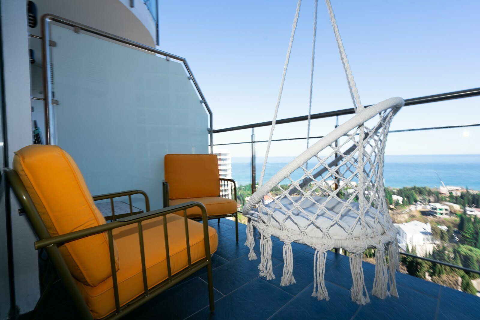 Дизайнерская студия LS-IN THE MOMENT жизнь в моменте в Алуште - вид на море с 11 этажа