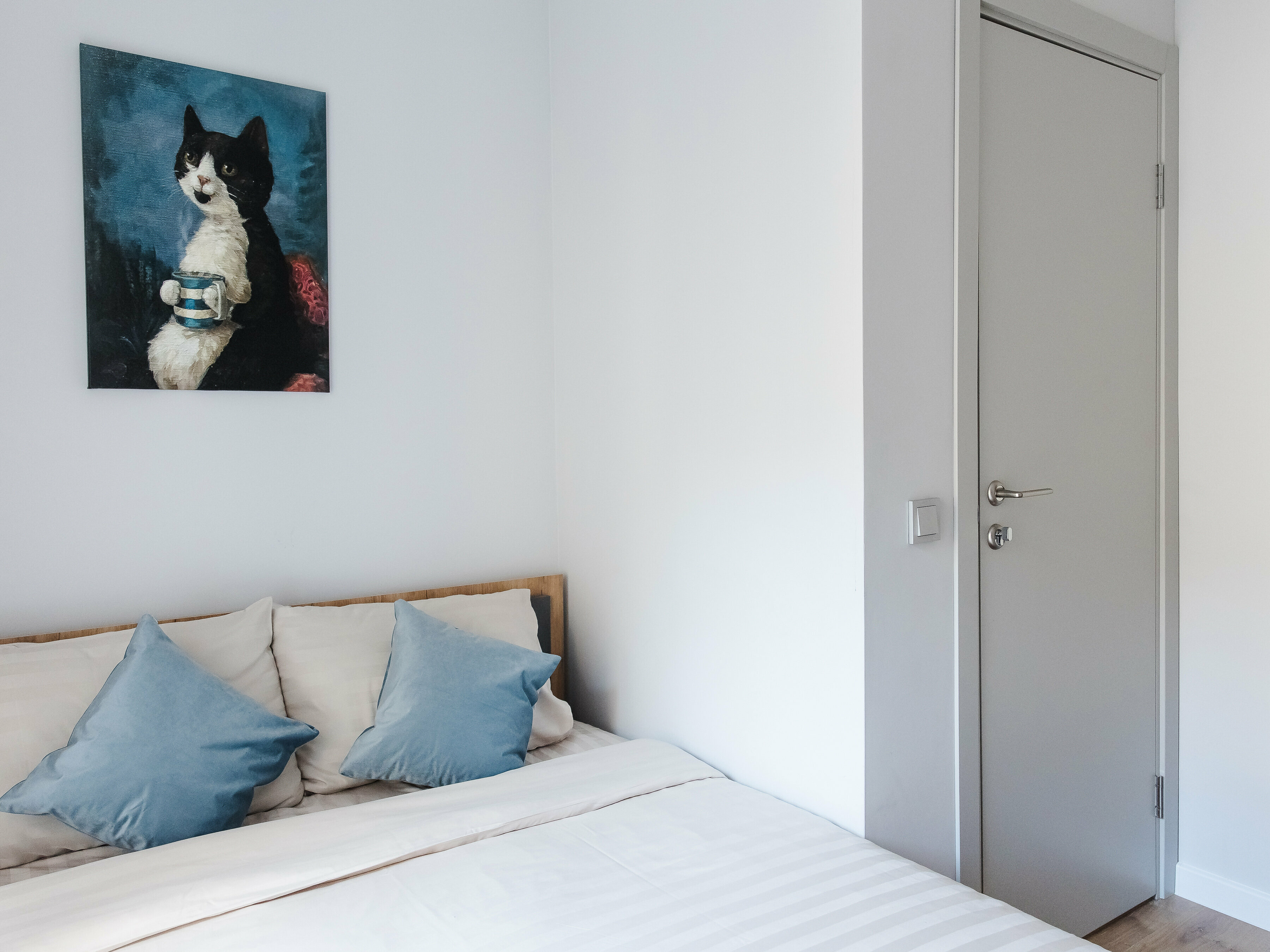 Уютный маленький одноместный номер с новым ремонтом, большой кроватью  и индивидуальной ванной комнатой в 1 метре от номера