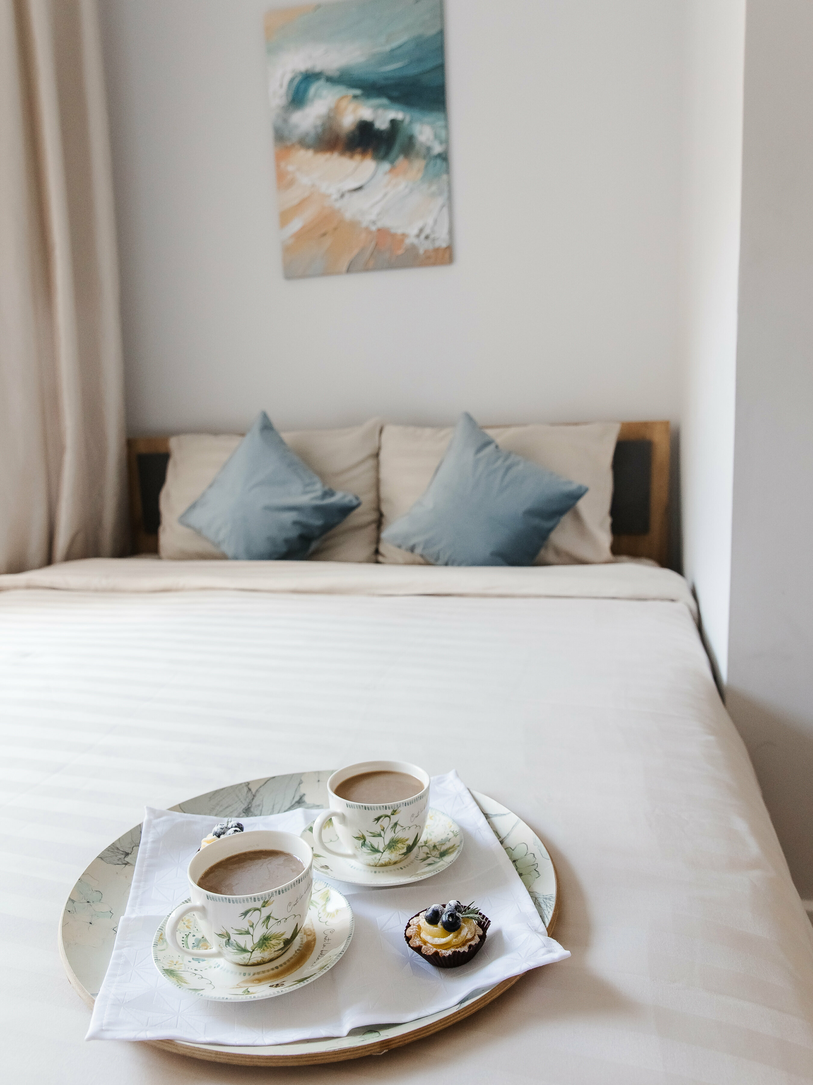 Уютный маленький одноместный номер с новым ремонтом, большой кроватью  и индивидуальной ванной комнатой в 1 метре от номера