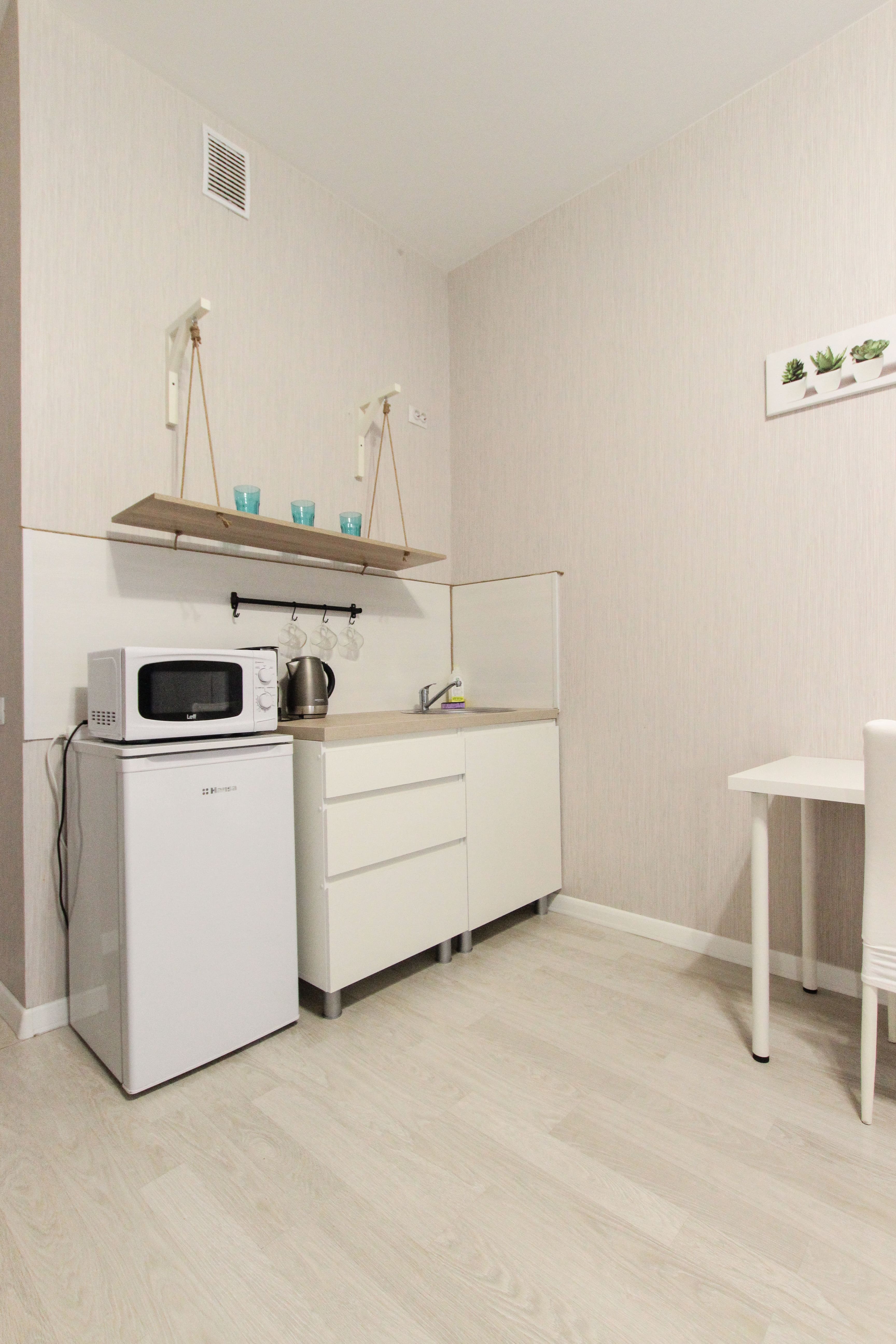 Трехместный номер с эл.плитой, кухней и лоджией