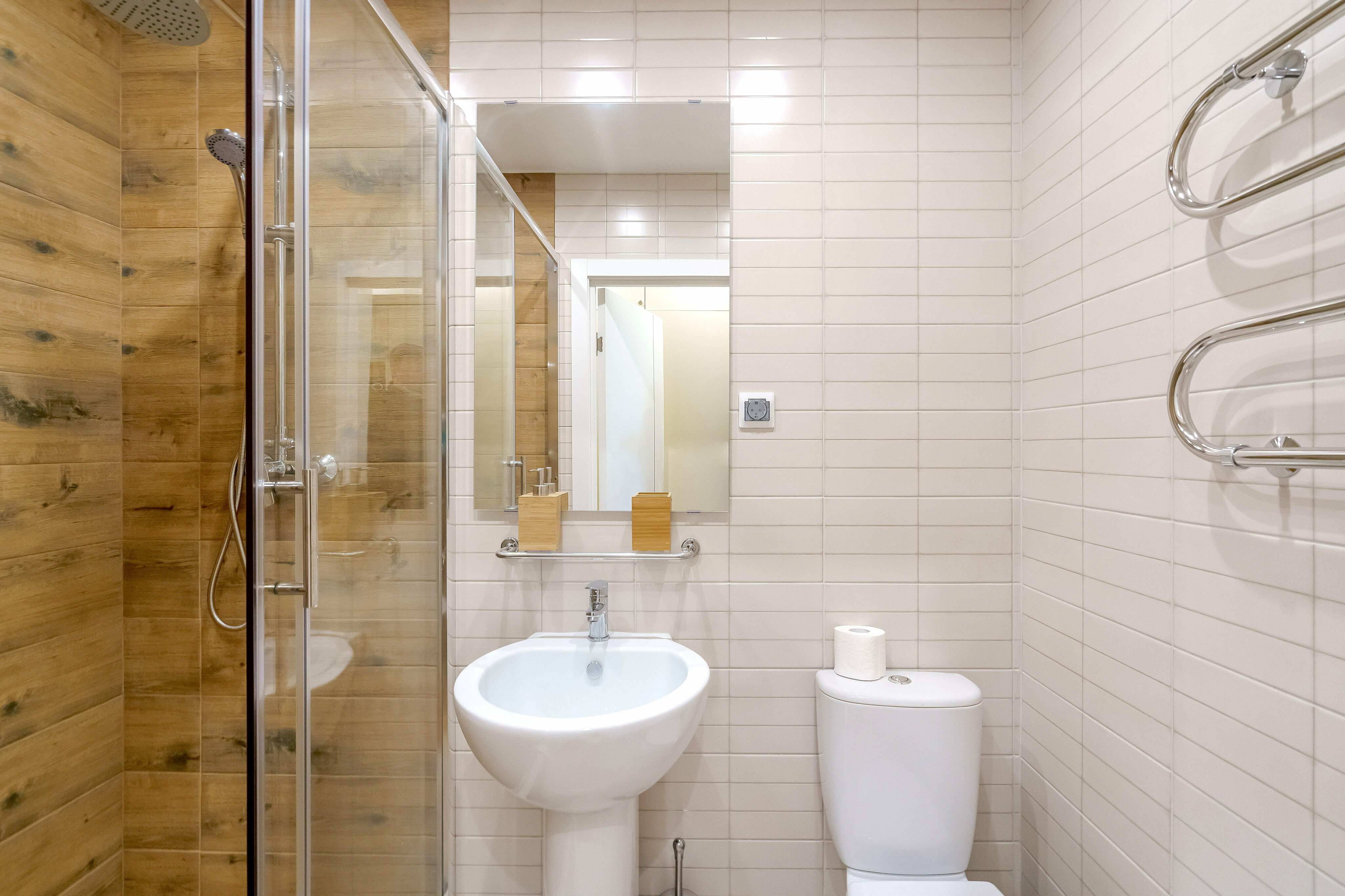 Номер с кроватью и креслом