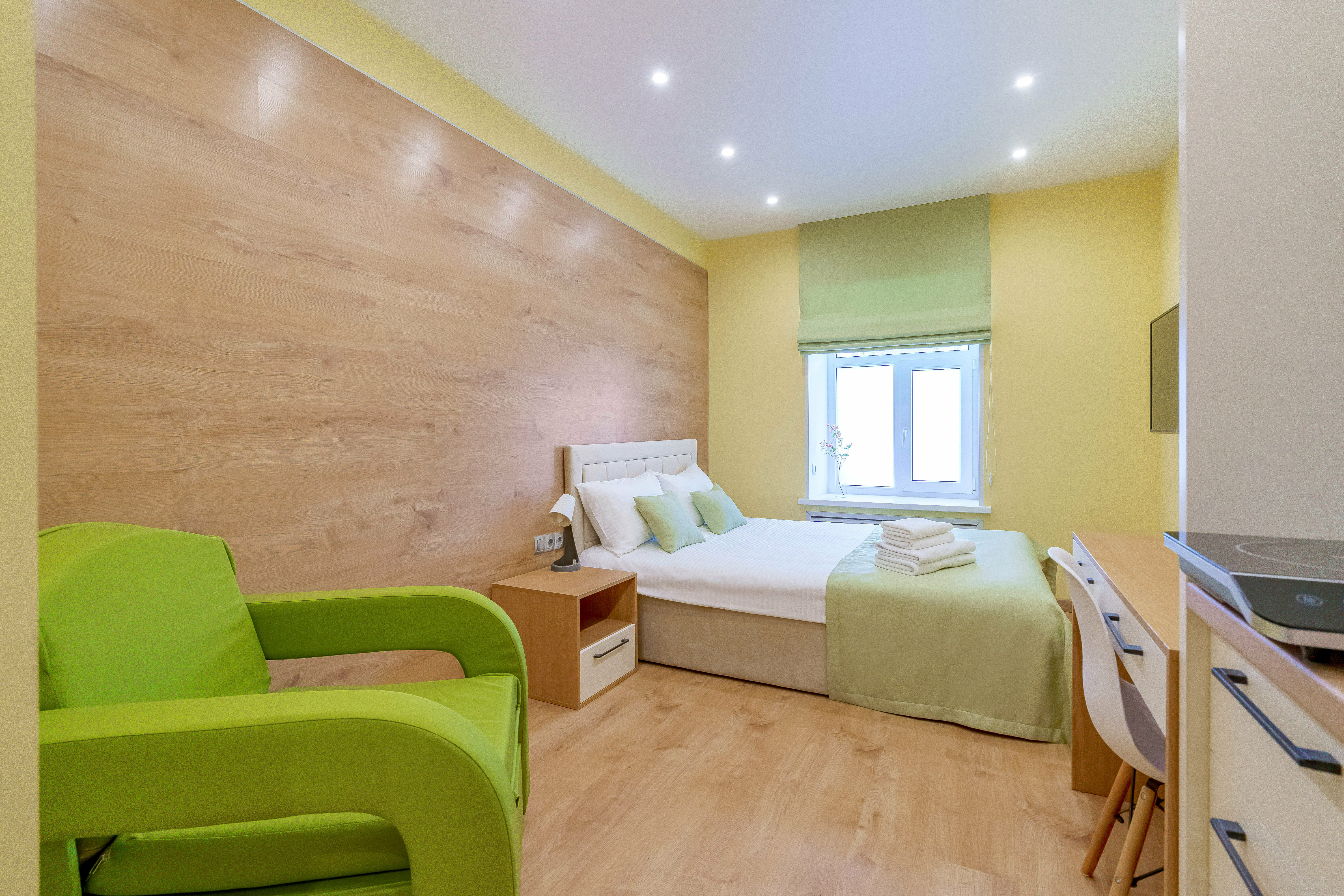 Номер с кроватью и креслом