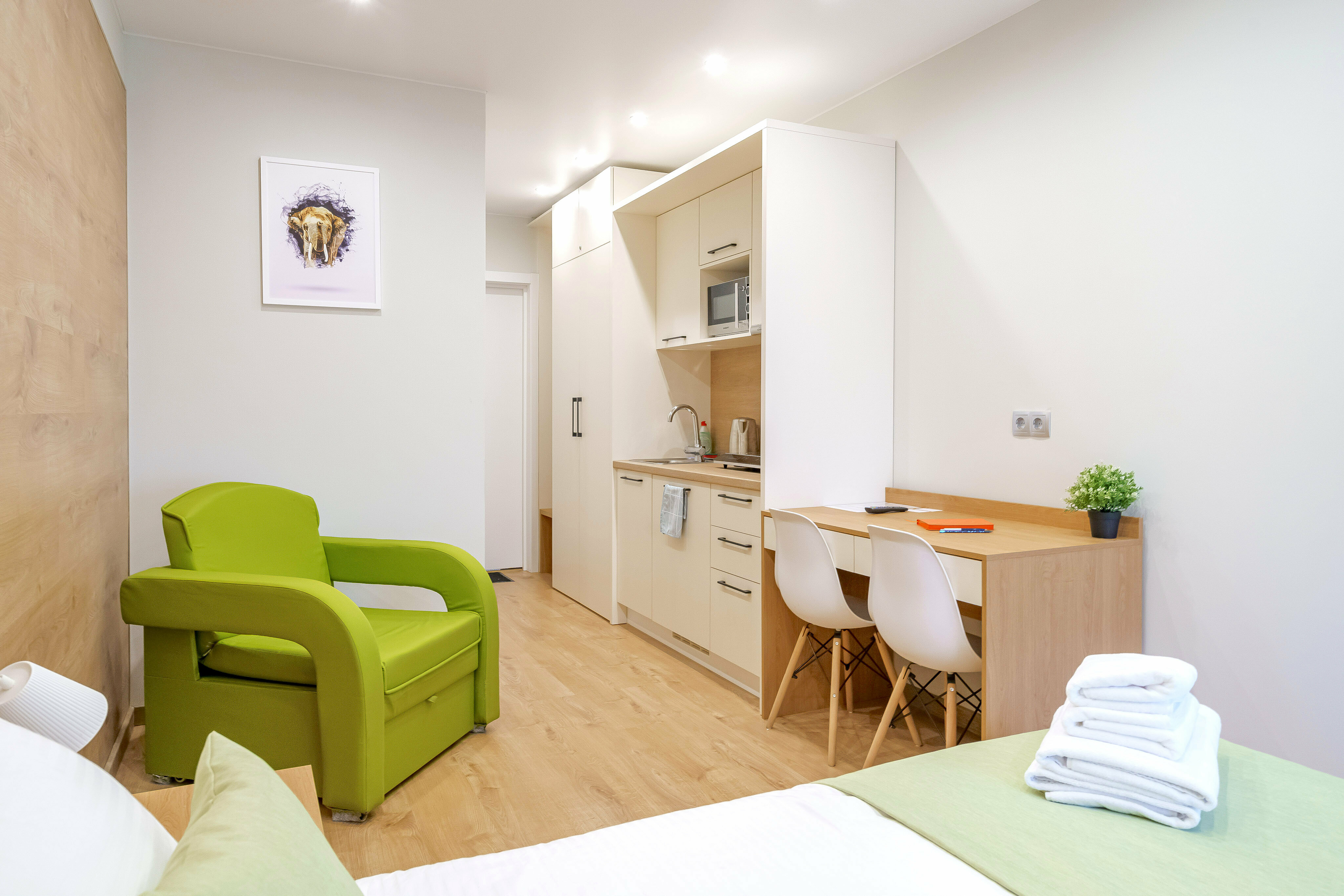 Номер с кроватью и креслом