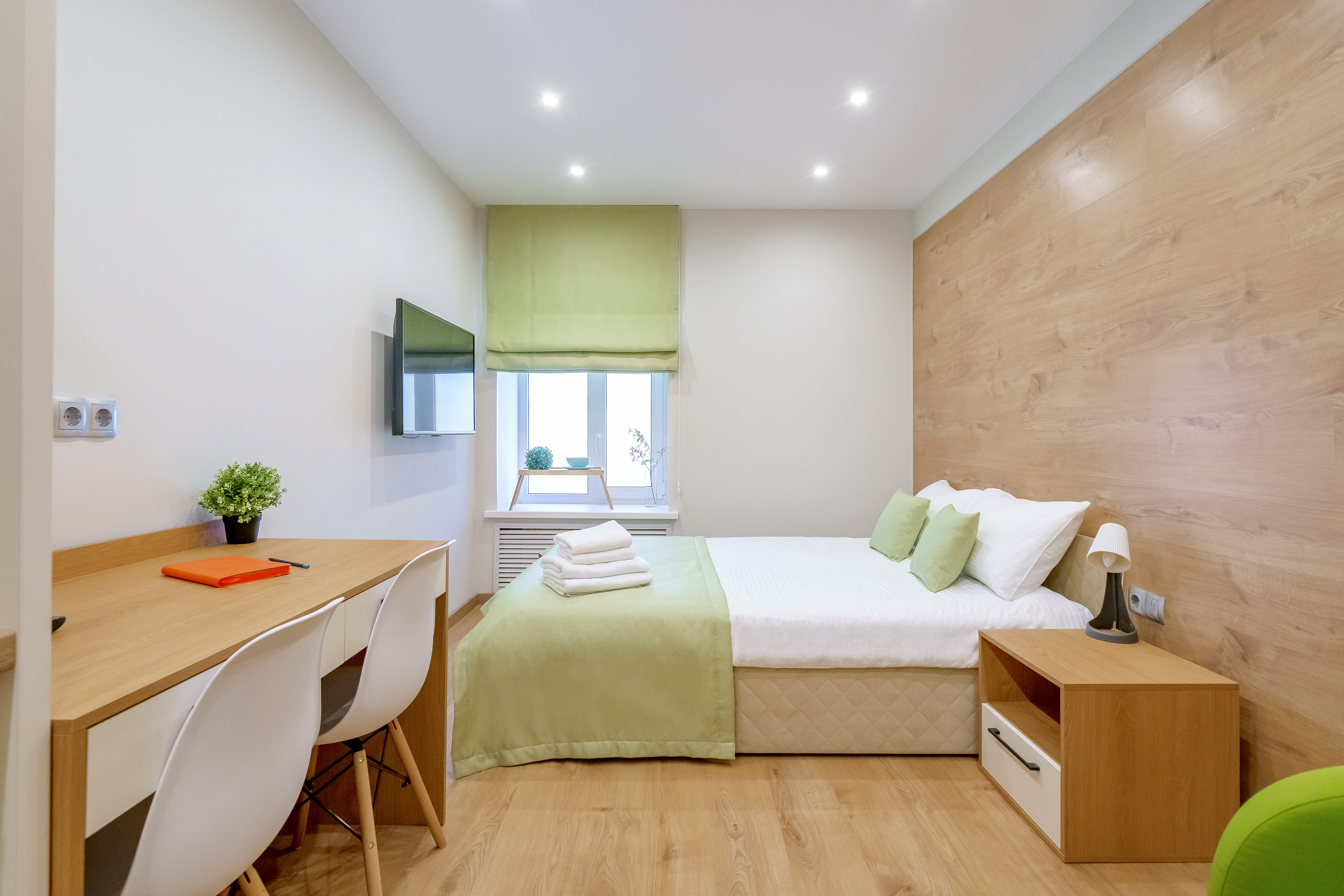 Номер с кроватью и креслом