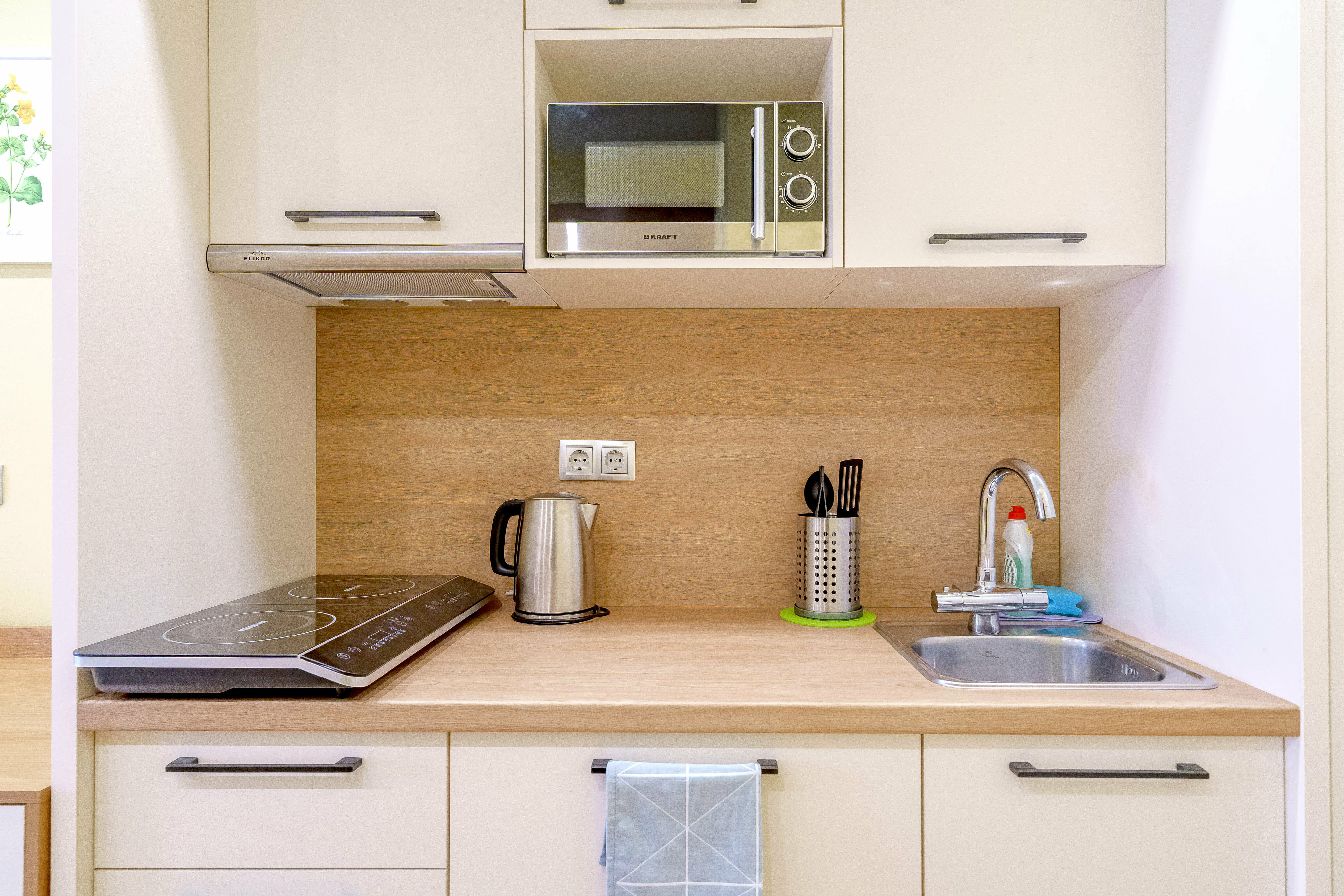 Номер с кроватью и креслом