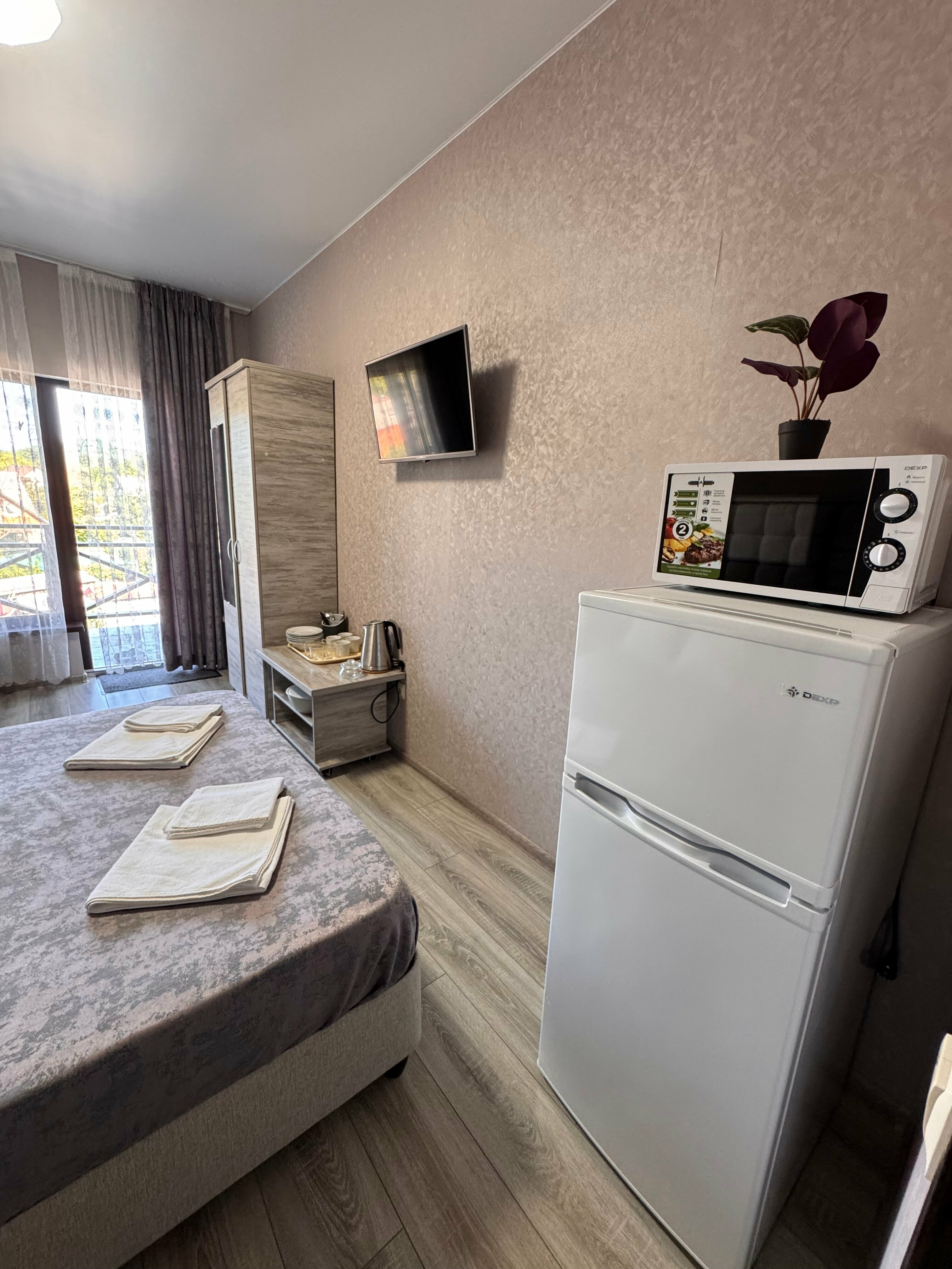 Трехместный номер с видом на горы