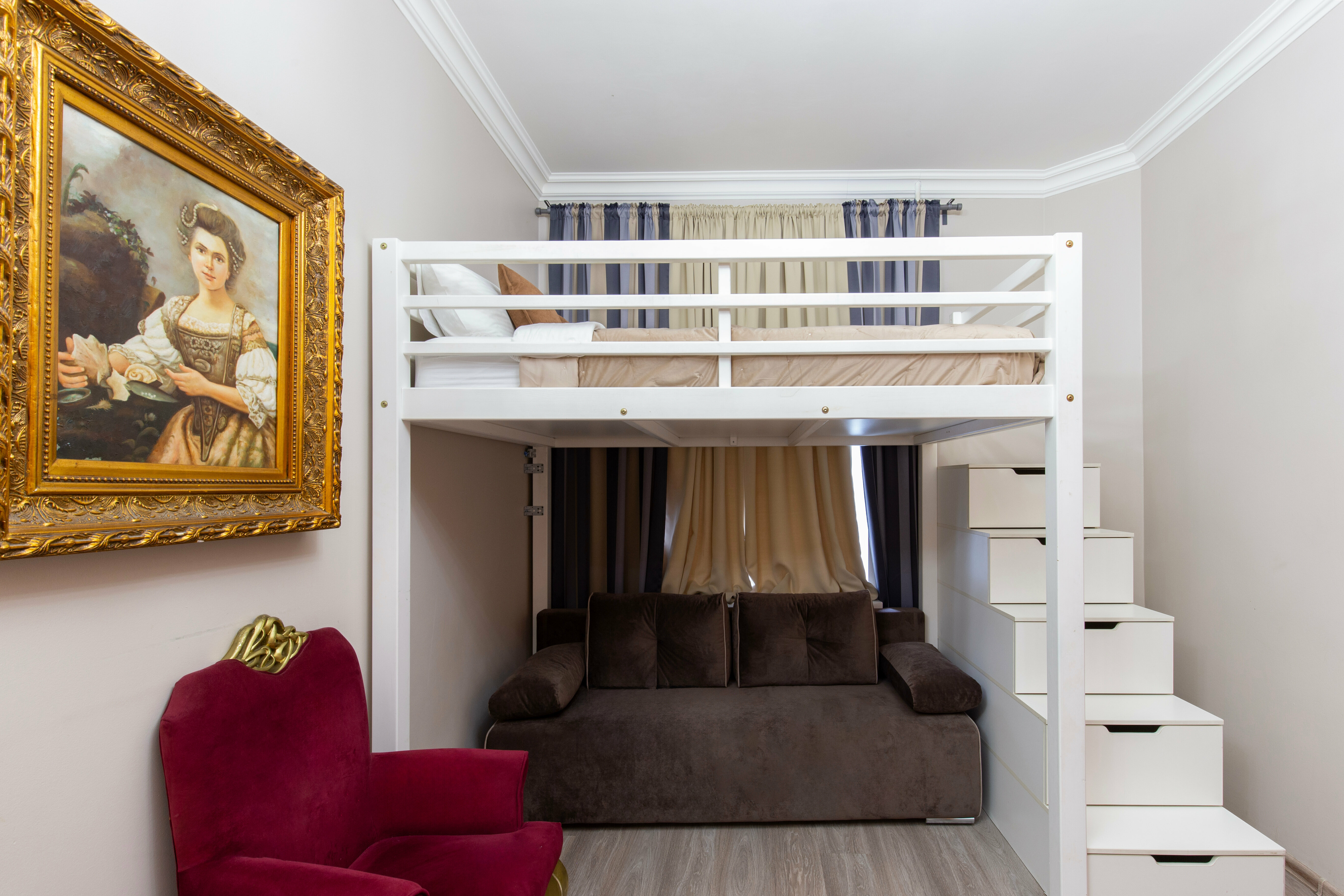 Просторная студия для четверых с двухъярусной кроватью и диваном