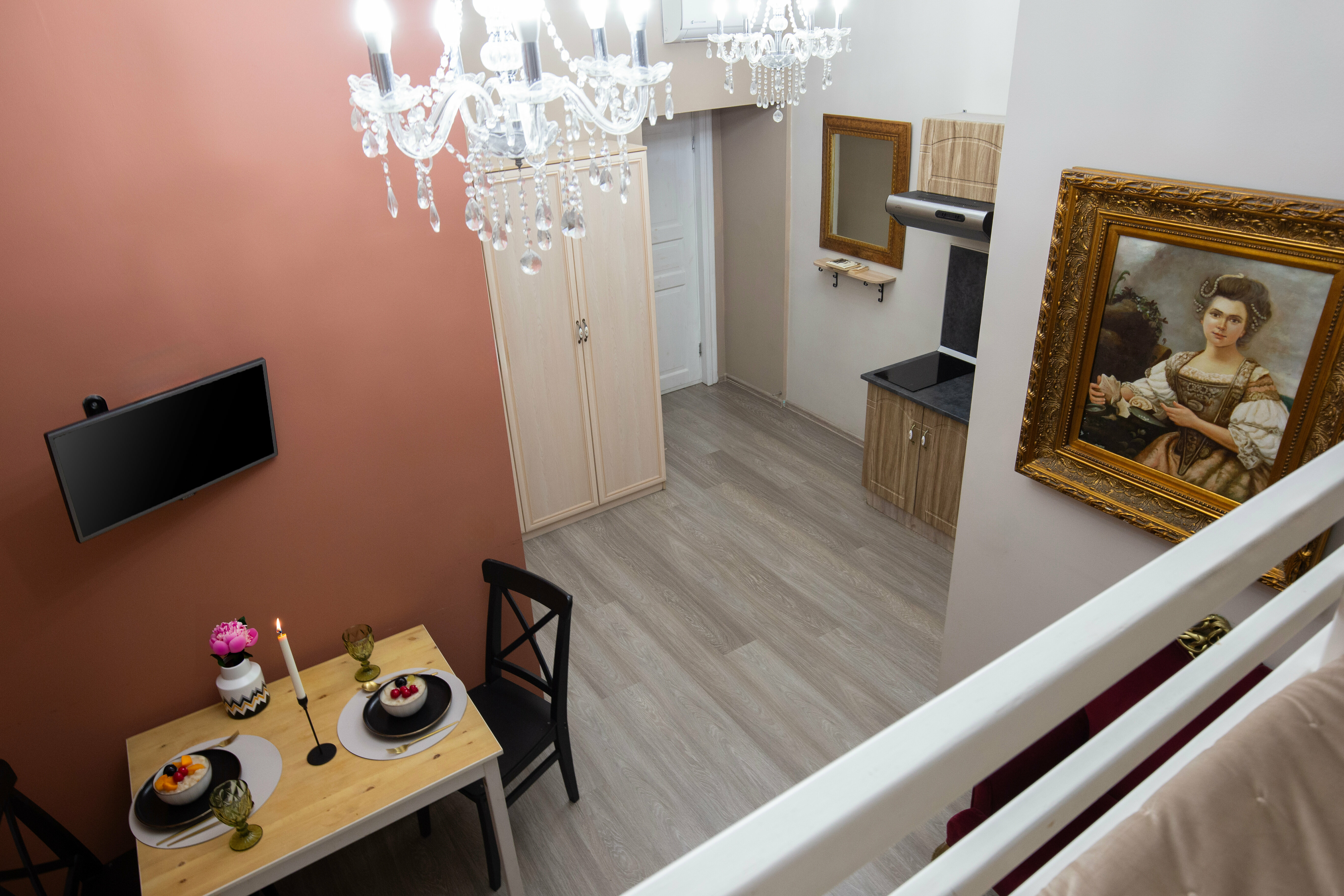 Просторная студия для четверых с двухъярусной кроватью и диваном