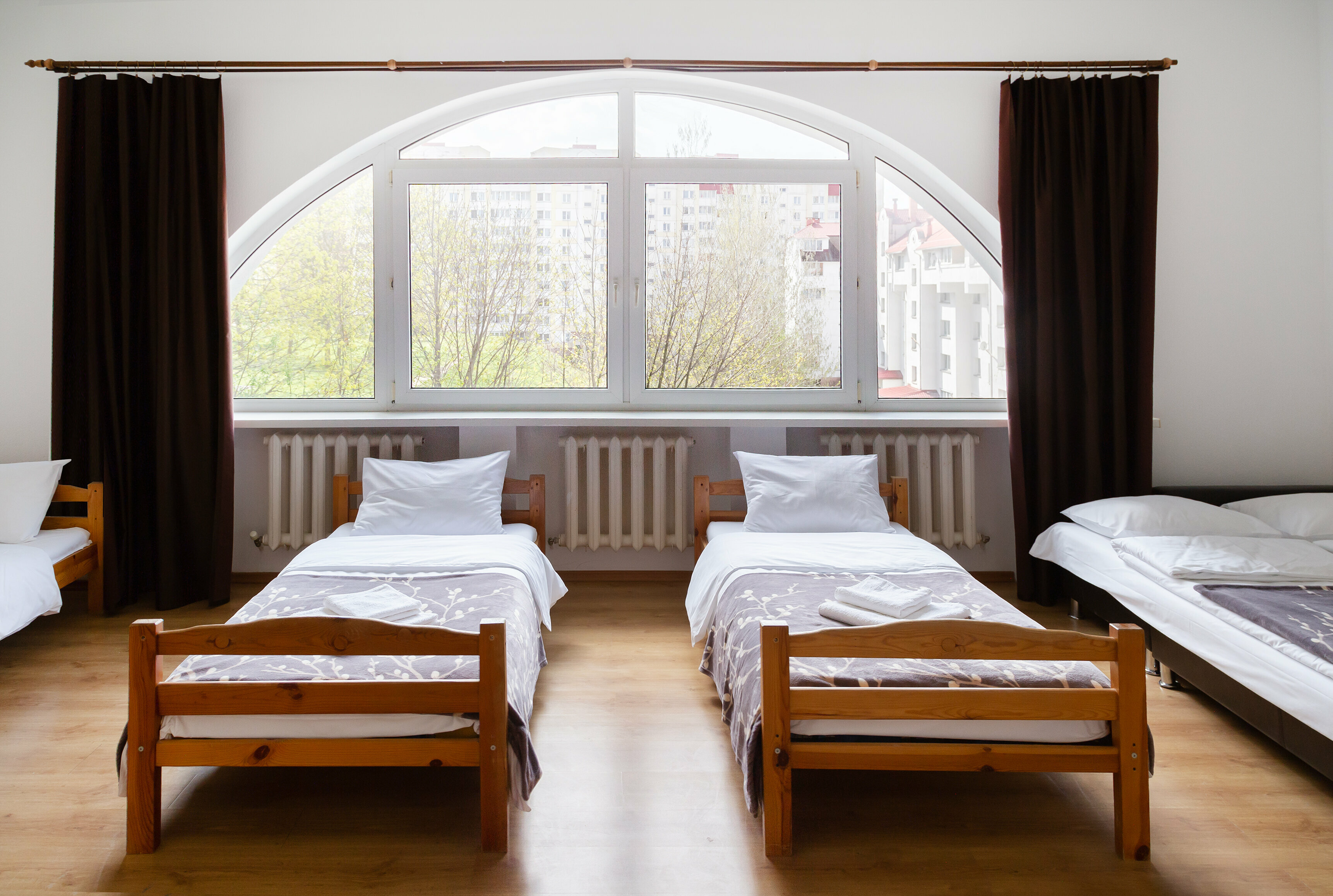 Восьмиместный номер с общей ванной комнатой