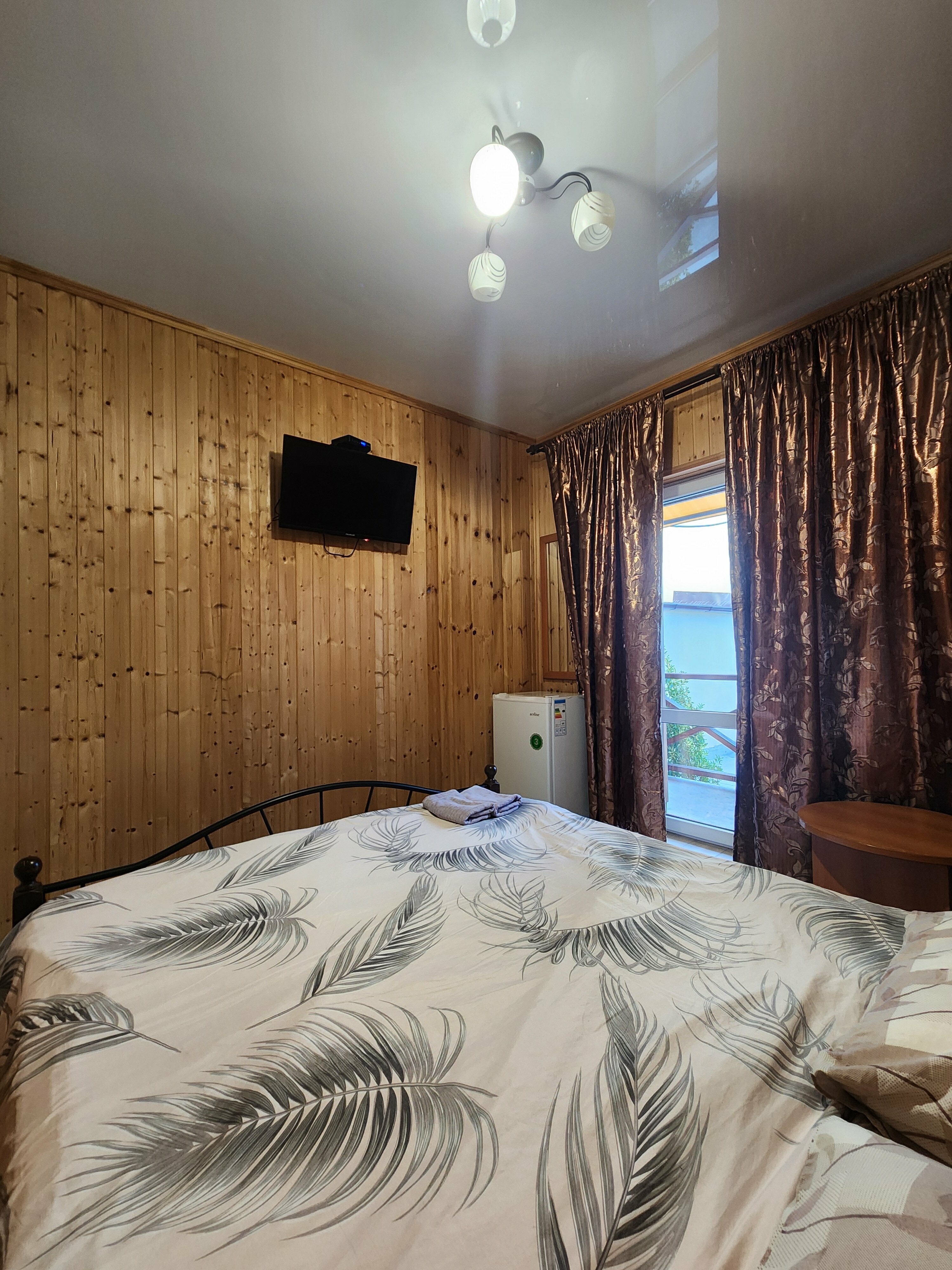 Двухместный номер с двуспальной кроватью и дополнительной кроватью