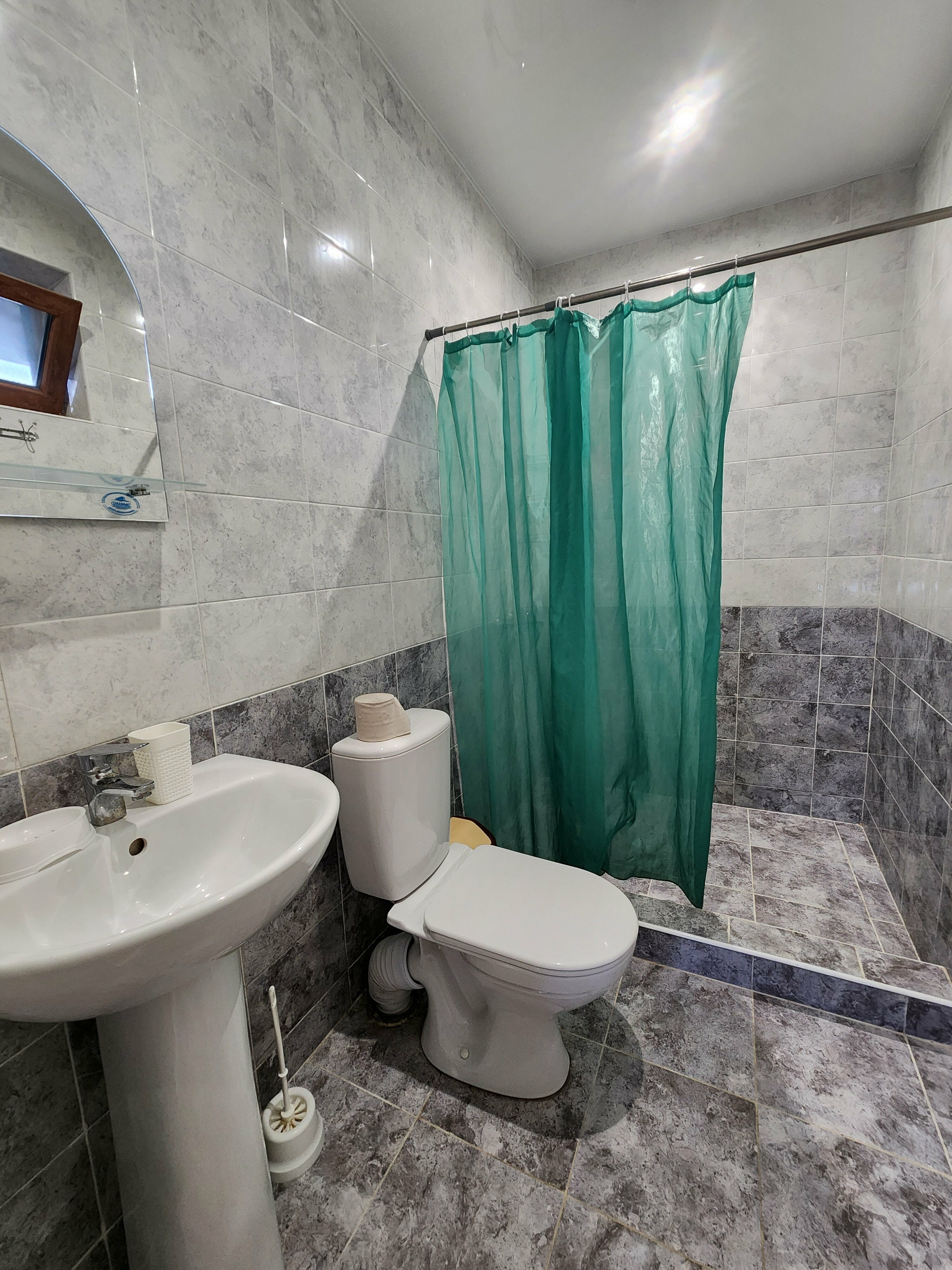 Двухместный номер с двуспальной кроватью и дополнительной кроватью