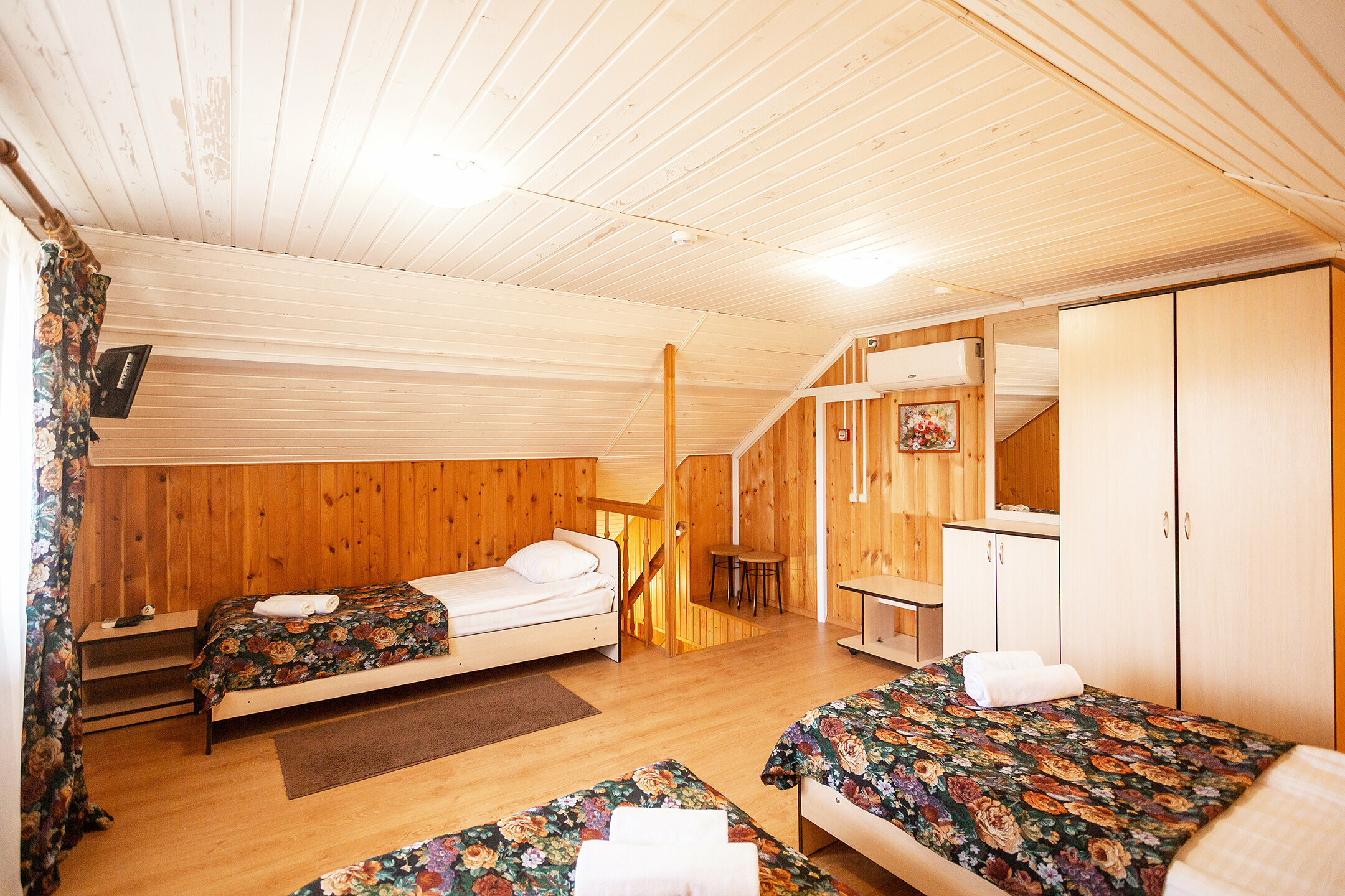 Двухуровневый трехместный номер с кондиционером