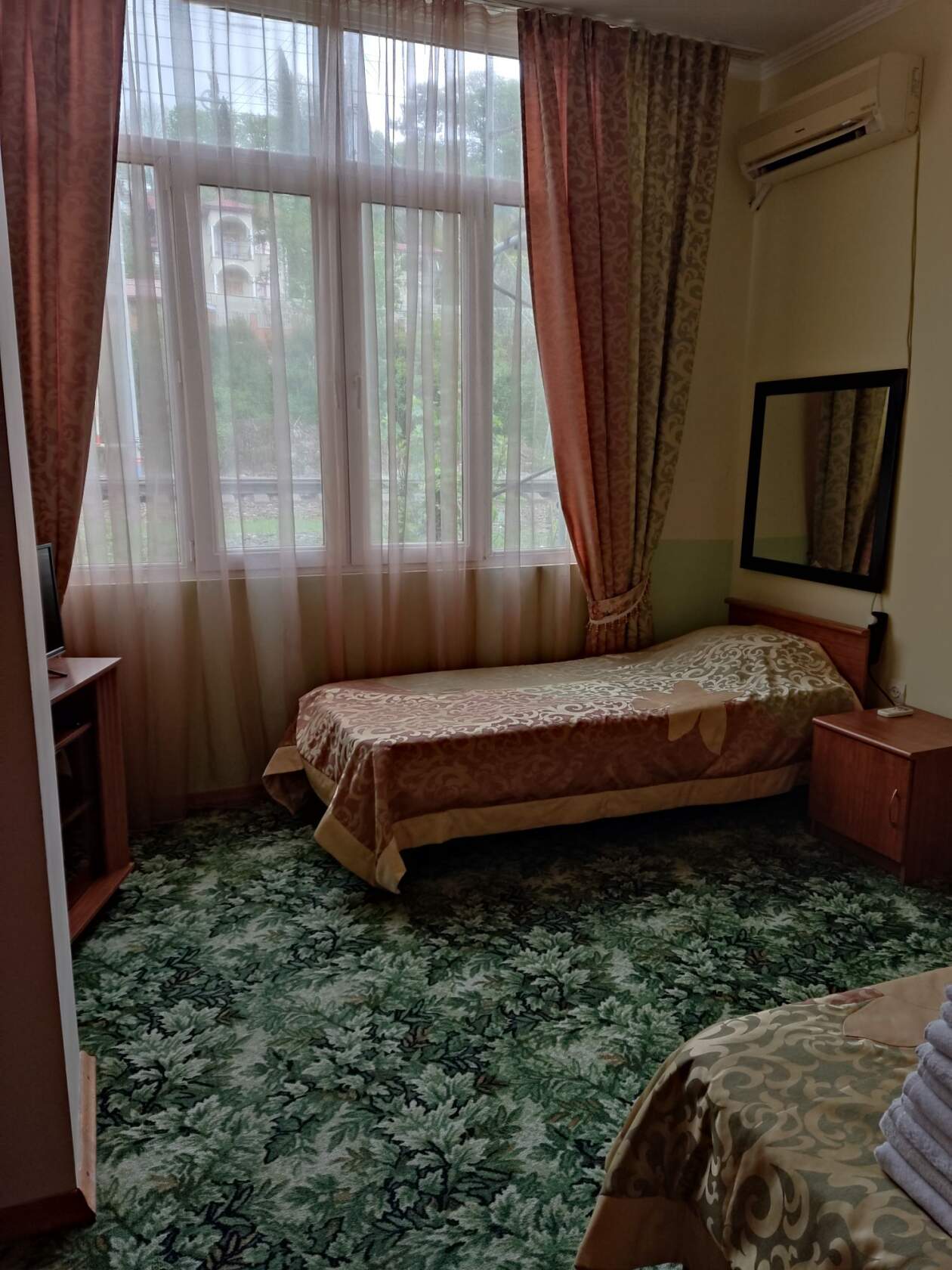 Трехместный номер с собственной ванной комнатой вне номера