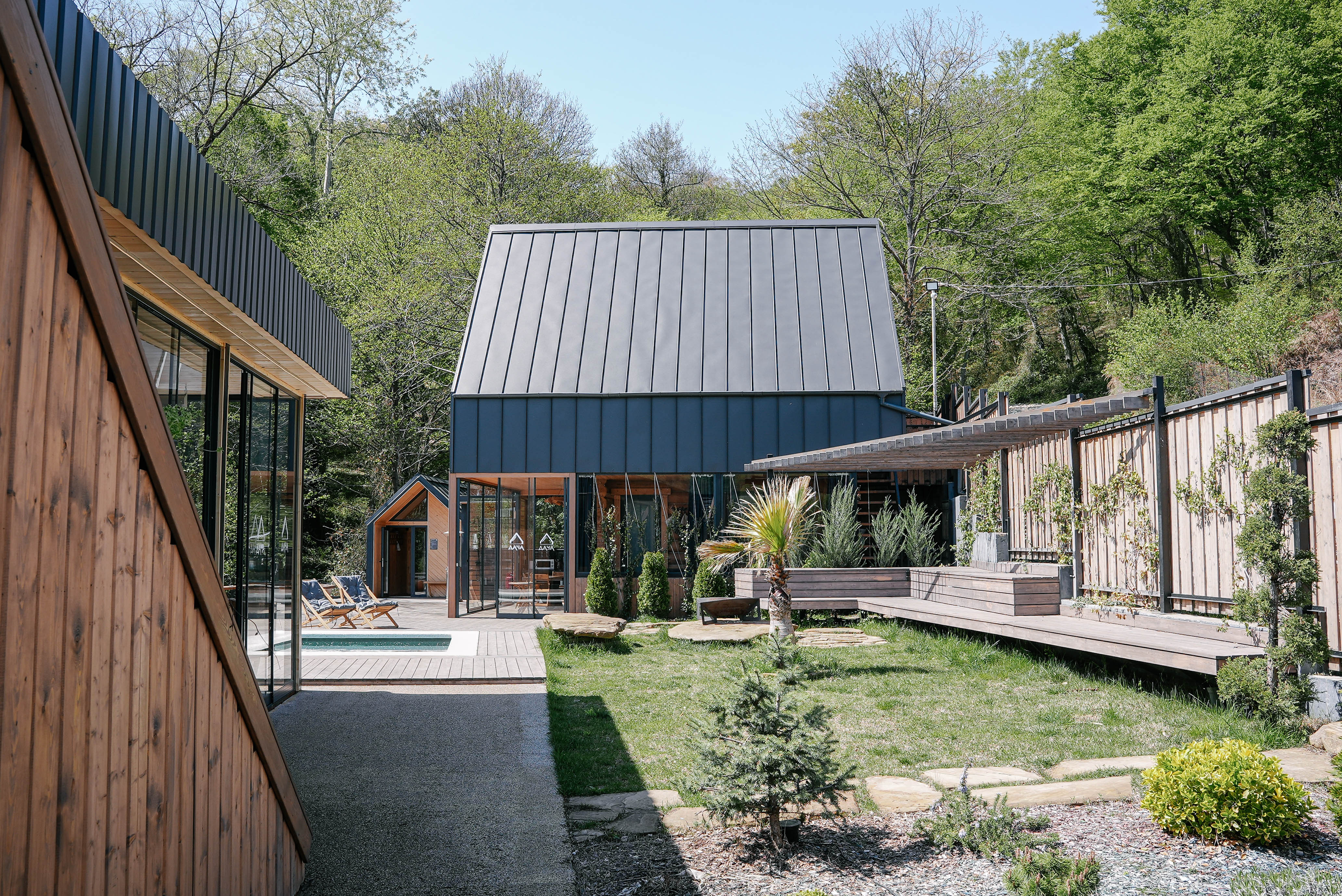 Коттедж с собственным бассейном