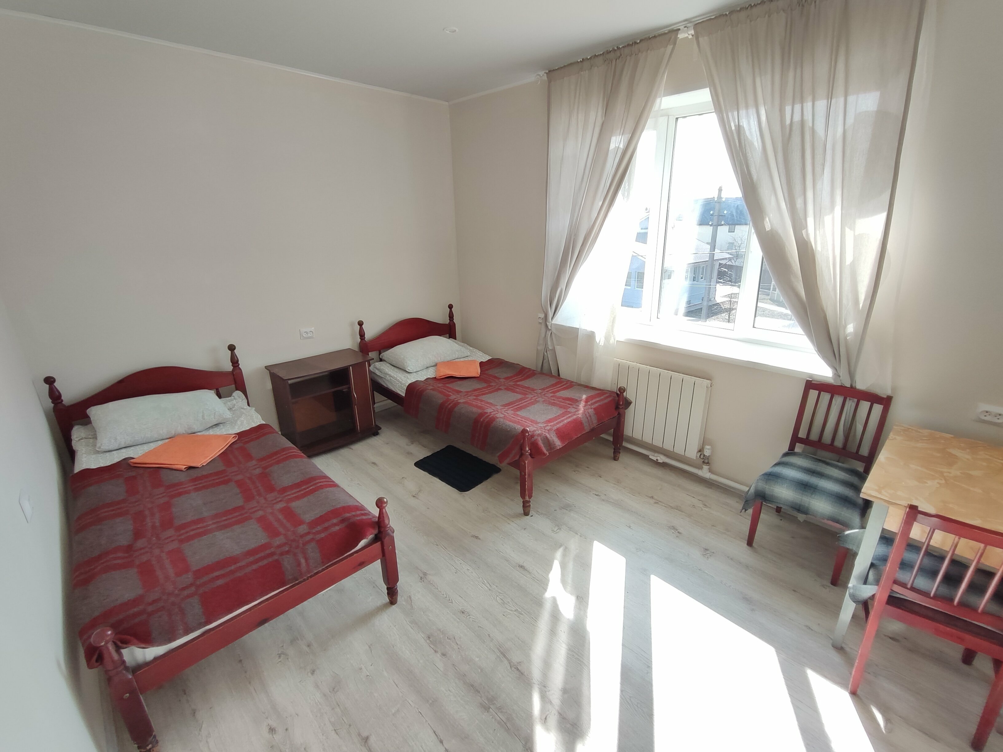 "Окно в Саблино", комната, эконом, трехместная, односпальные кровати + кресло-кровать, Wi-Fi, удобства на 5 комнат, 15 кв/м, 2 этаж