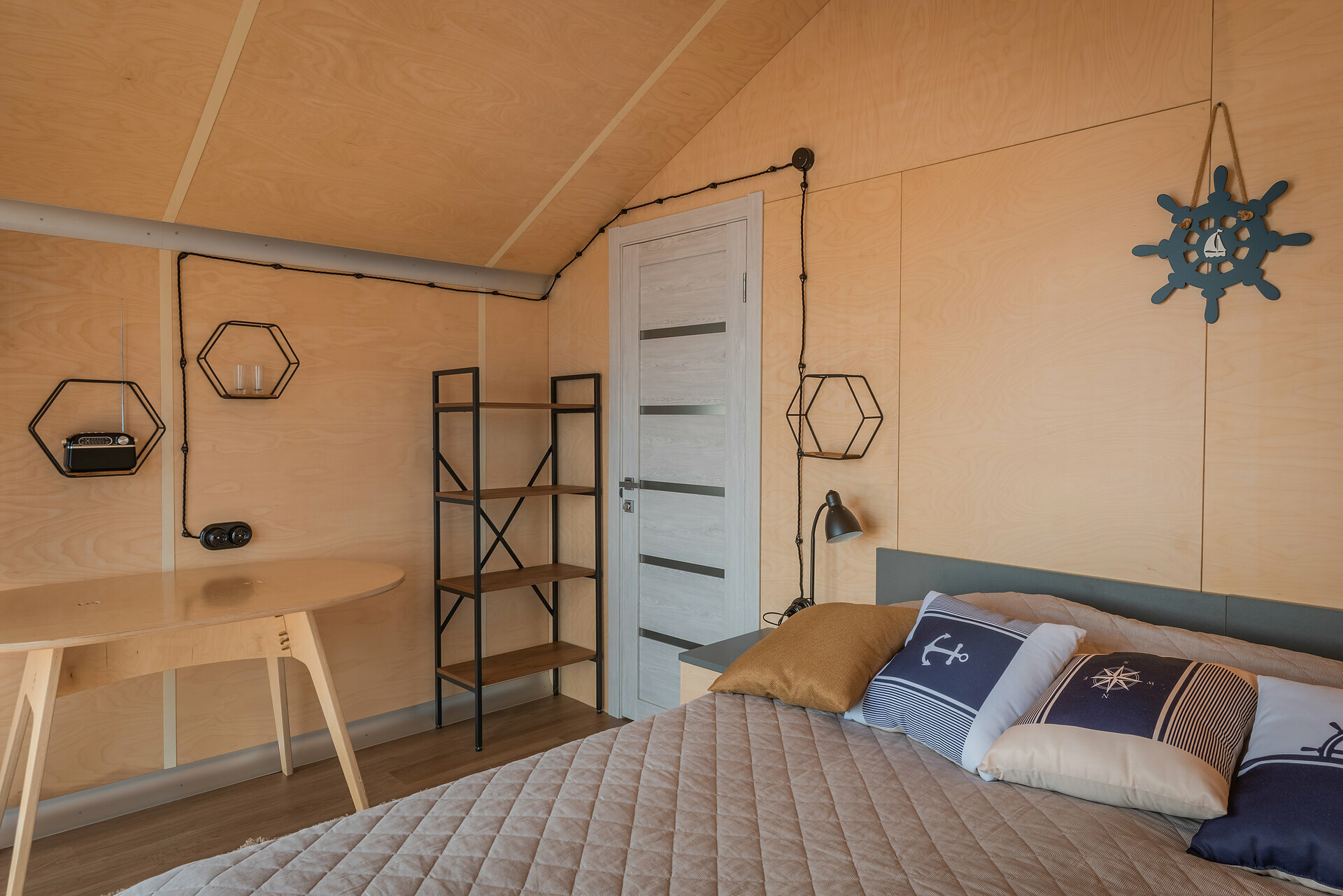 Хаусбот на воде двухкомнатный